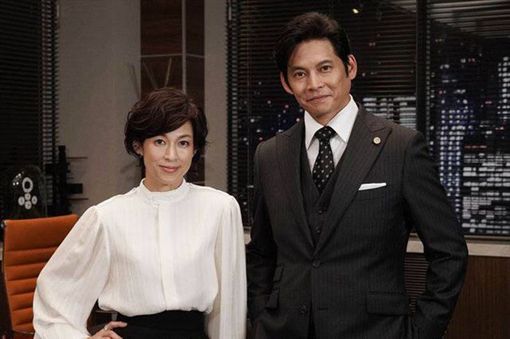 鈴木保奈美和織田裕二自《東京愛情故事》後,相隔27年再度合作《SUITS》。(翻攝自新浪娛樂)
