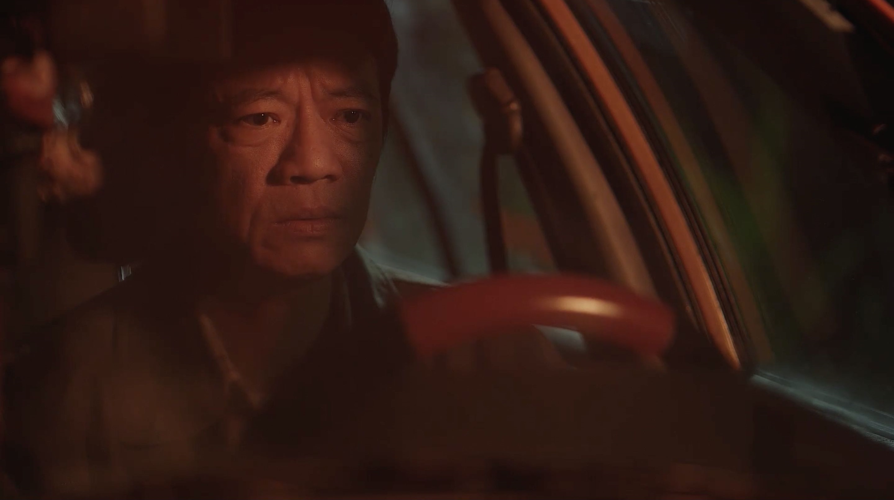 影帝吳朋奉飾演被家庭壓得喘不過氣的中年計程車司機。(公視提供)