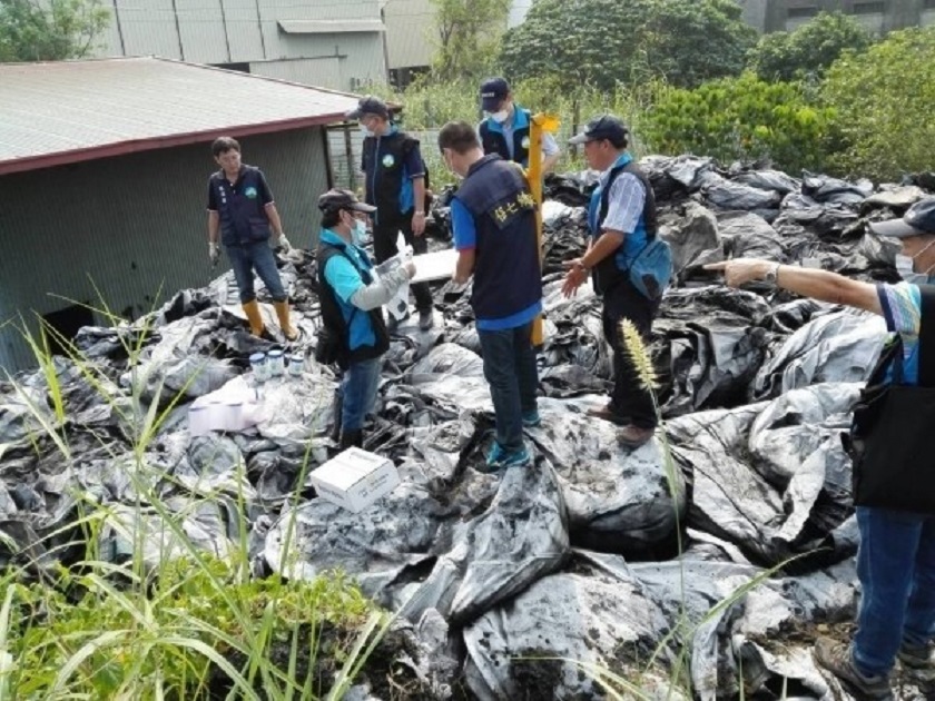 檢方開挖違法掩埋的事業廢棄物。（環保局提供）