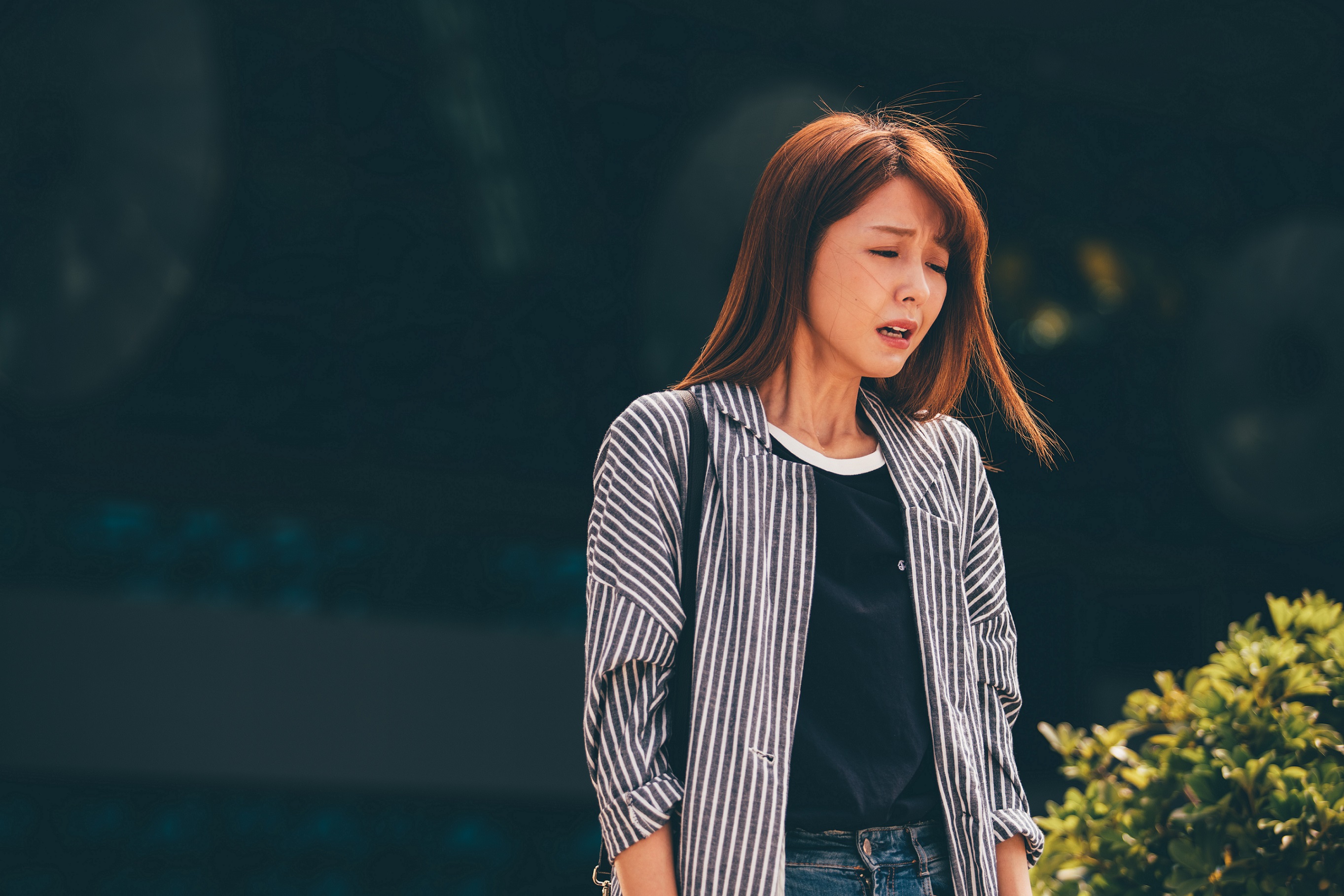 事業愛情友情全面觸礁，邵雨薇戲中情緒失控崩潰大哭。（東森）