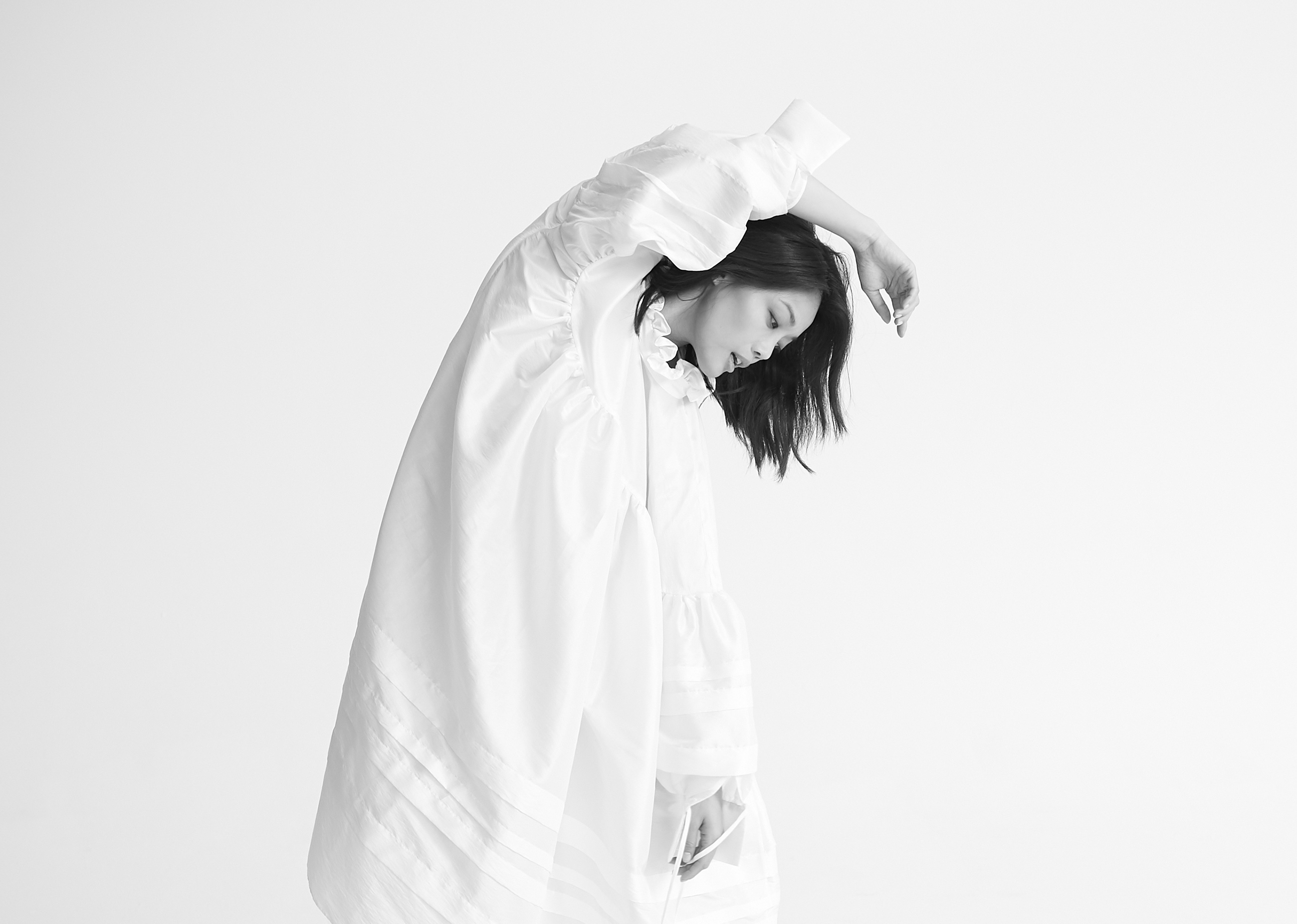 容祖兒以素淨的妝及衣物，拍出素淨而有靈魂的宣傳照。（英皇娛樂提供）