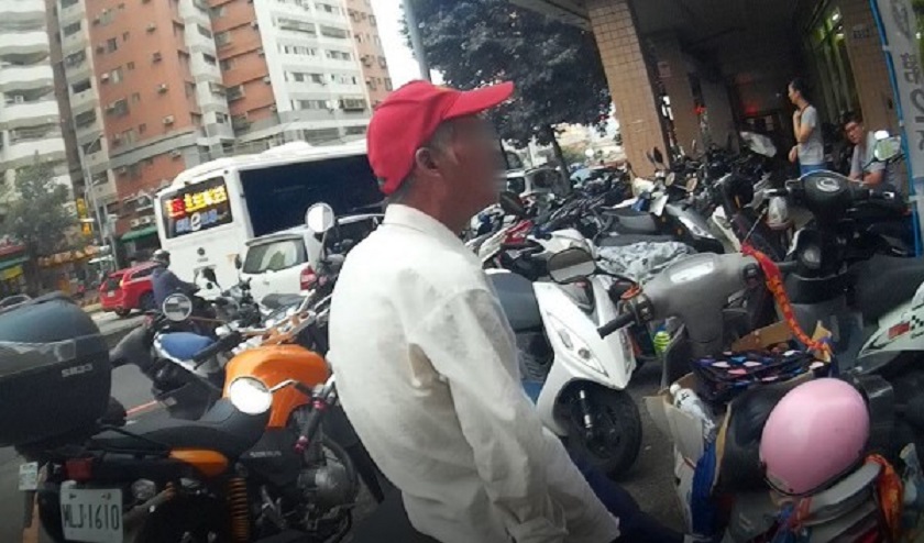 涉嫌偷機車的鍾男被警方在超商前查獲。（警方提供）