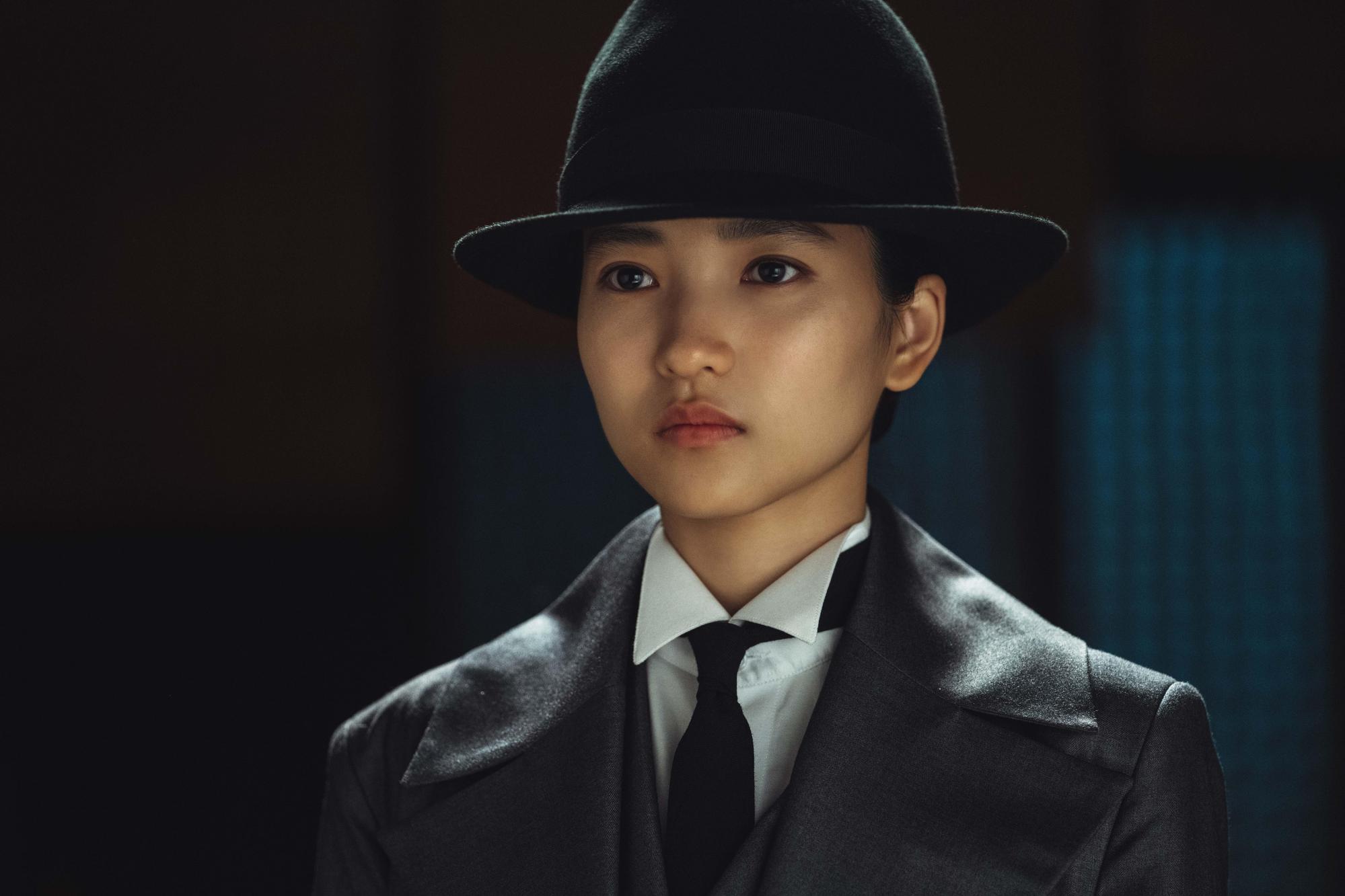 金泰梨個子小,但在戲中,卻以柔弱外表肩負起拯救韓國的命運。(Netflix提供)