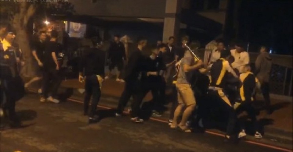 一群高中學生持棍圍毆周姓少年，教官無力制止，警方出動快打部隊，逮捕鄭生為首的8名現行犯。（翻攝臉書）