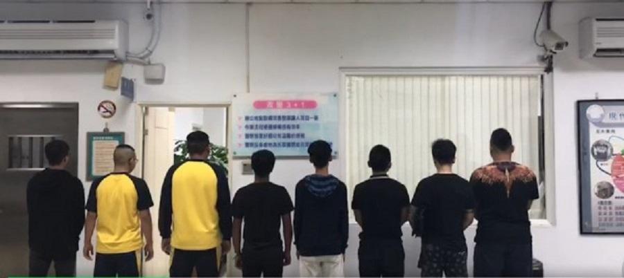 中壢分局獲報出動快打部隊壓制,警方將滋事的8人逮捕到案。(警方提供)
