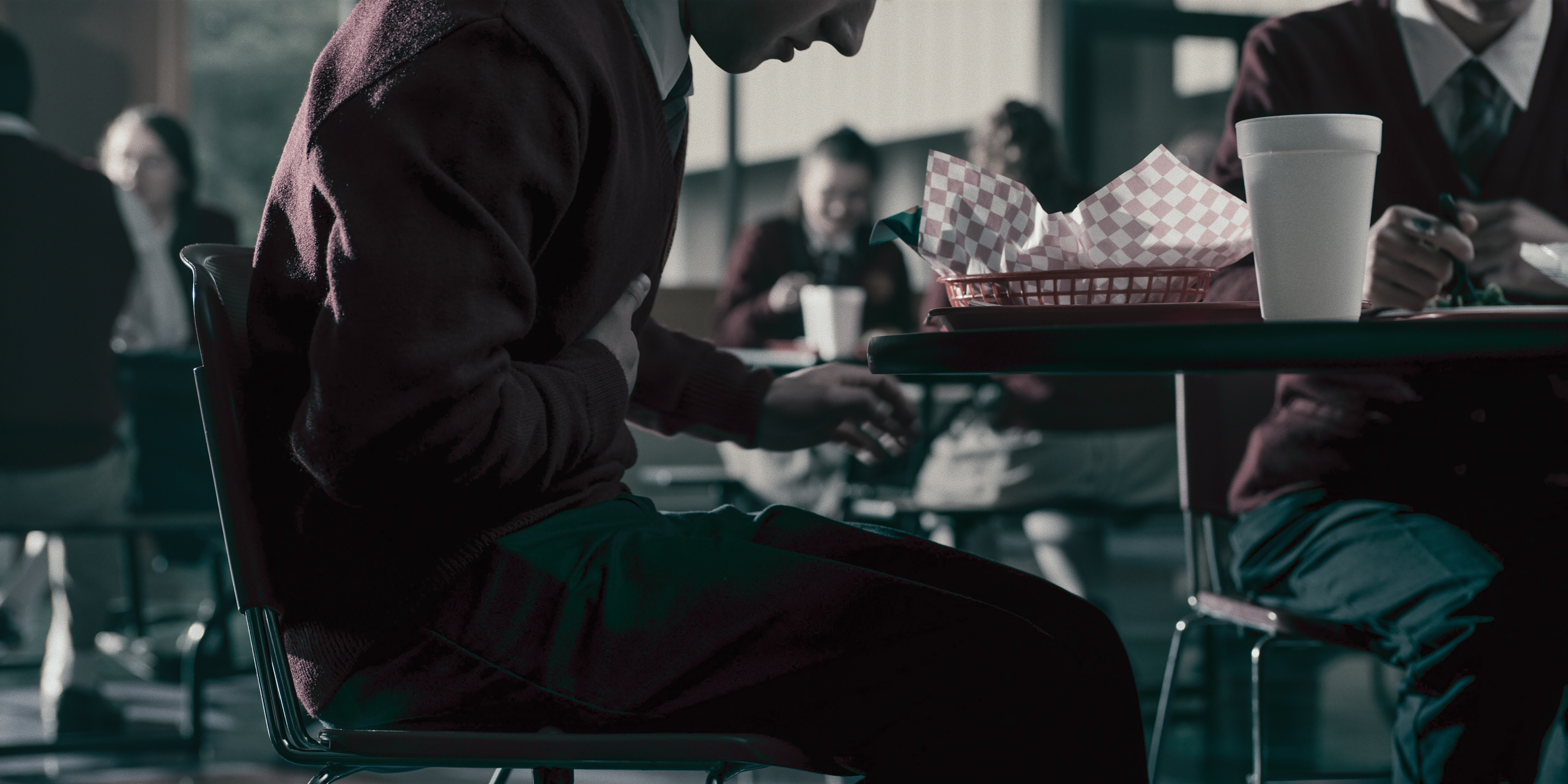 比恐怖份子攻擊更強更猛的是，食物中毒攻擊，導致私立學校聖伯納丁高中同學集體拉肚子。（Netflix提供）