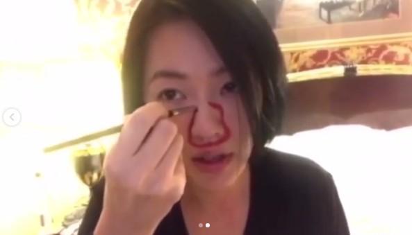 小S自創出「斷鼻妝」,希望大家重視生命。(翻攝自微博)