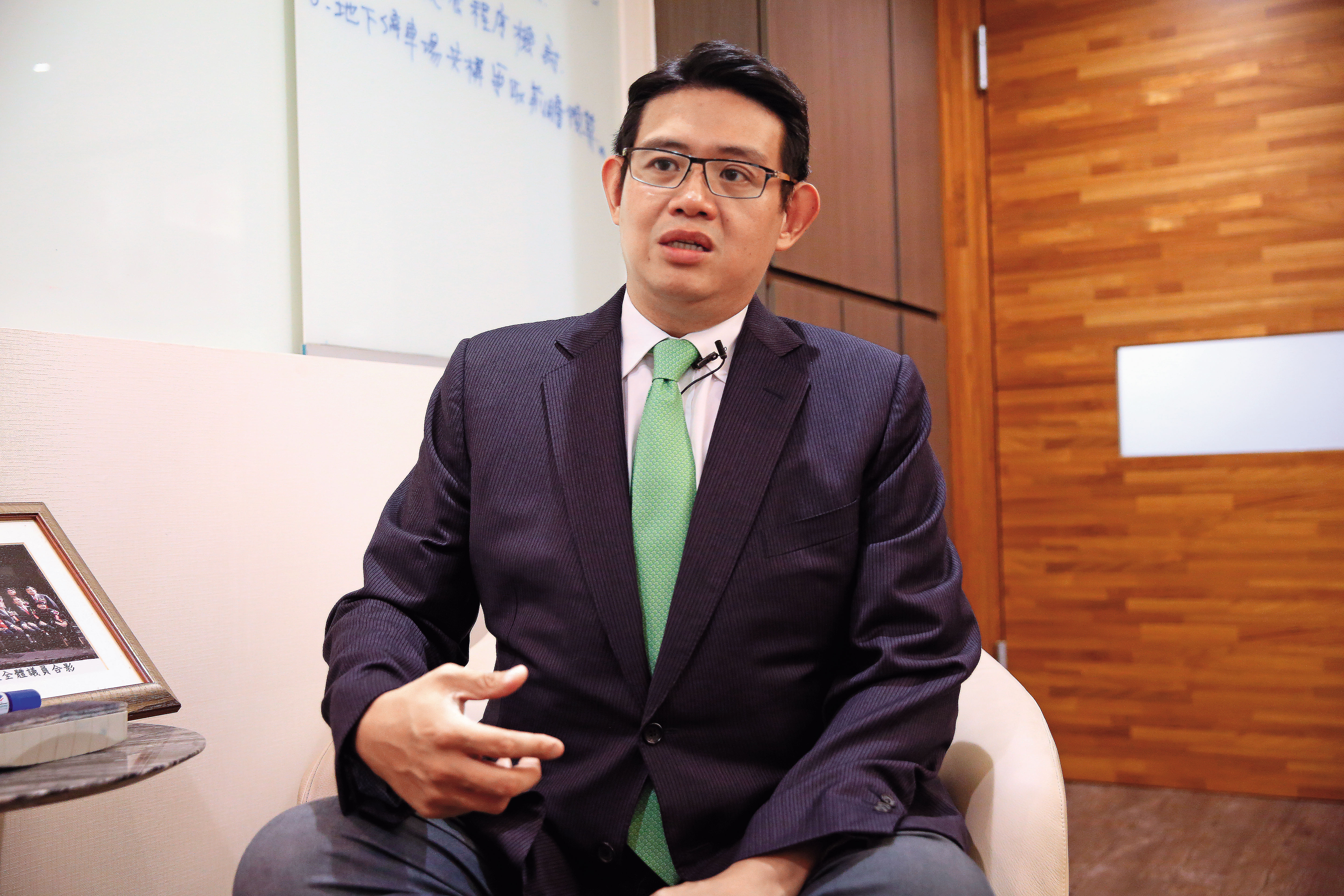 新北市議員黃俊哲認為北大安置宅建造過程問題重重，損及住戶權益。