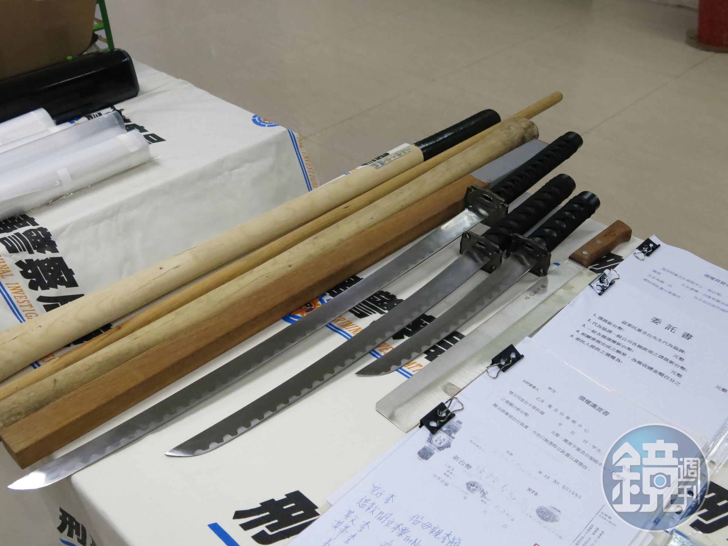 警方查扣的開山刀等贓證物。（刑事局提供）