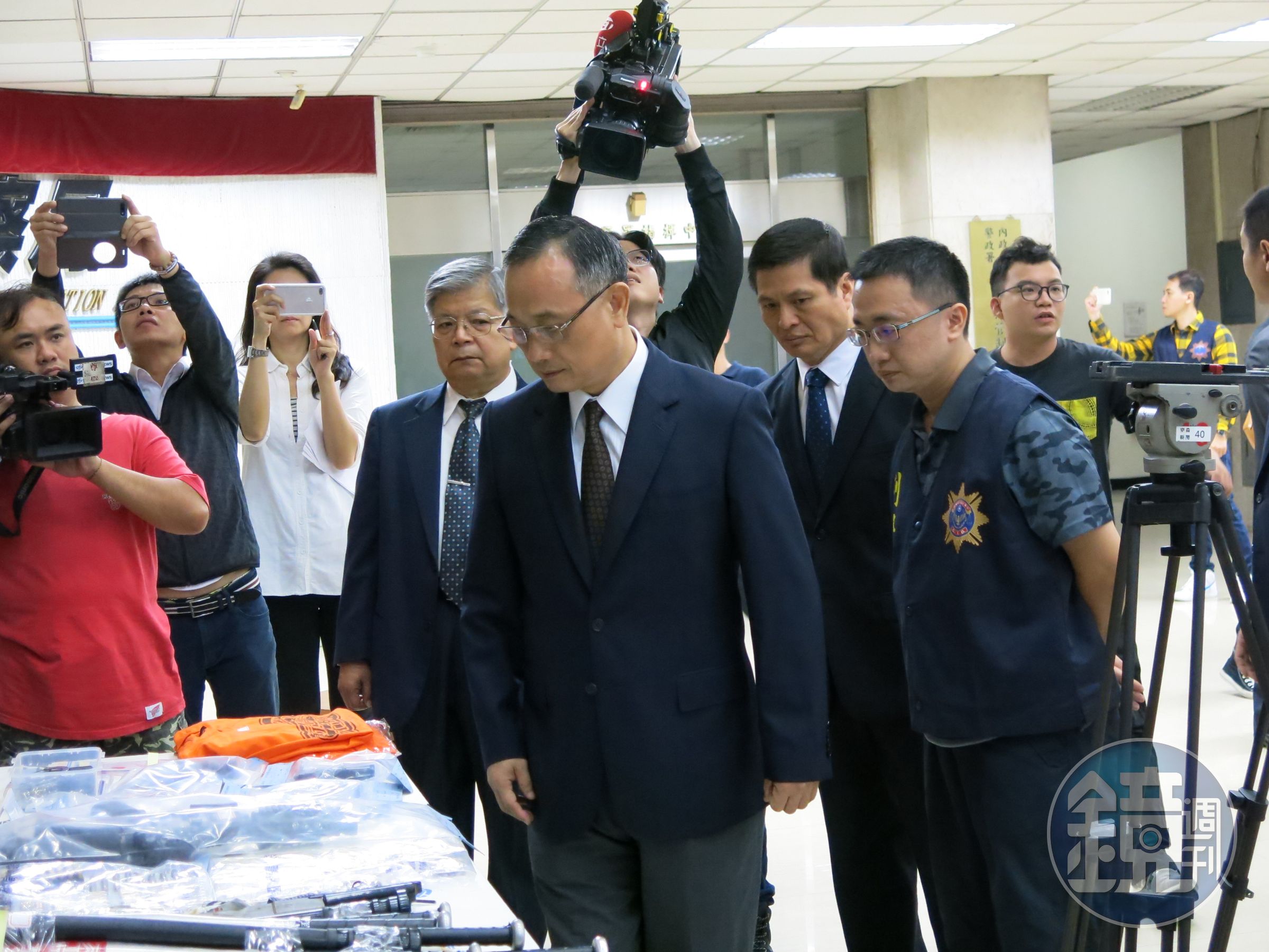 警政署選前執行掃黑，查獲多名假藉政黨名義的幫派份子。（刑事局提供）