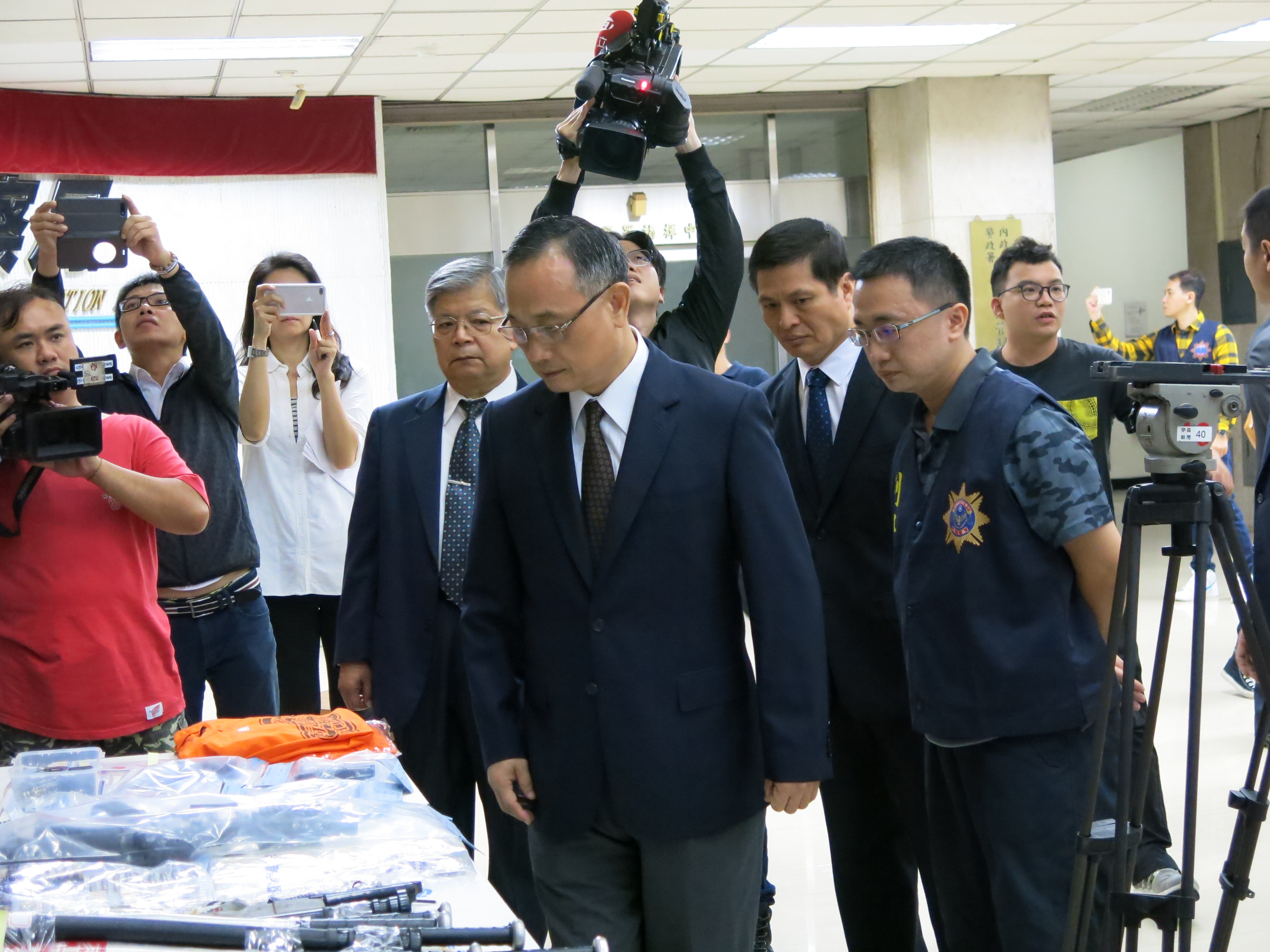 警政署選前執行掃黑，查獲多名假藉政黨名義的幫派份子。（刑事局提供）