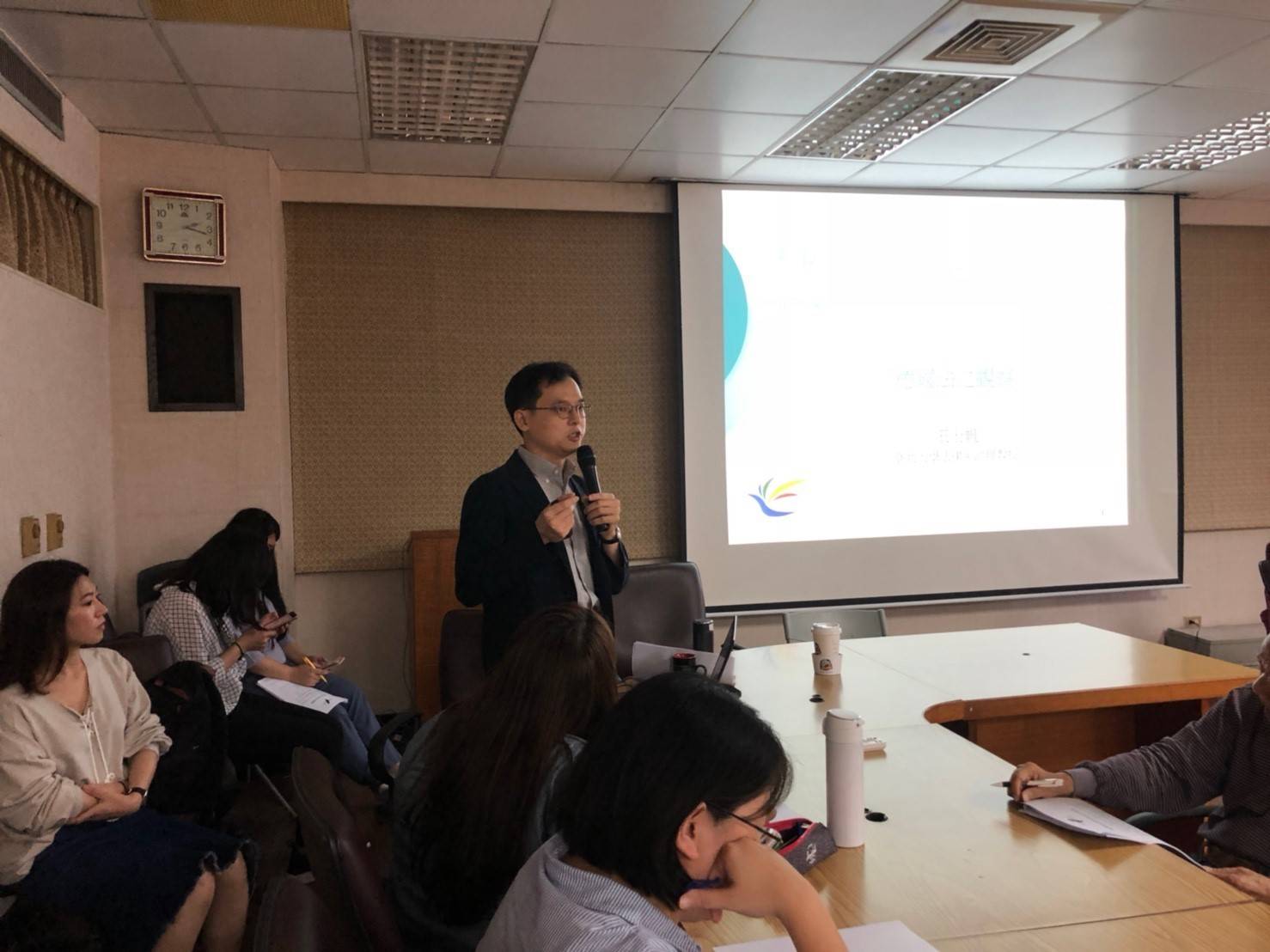 台灣法學會昨舉辦「刑事訴訟限制出境之立法展望」研討會，專家多認為針對限制出境不宜草率修法，應多方徵詢意見研議。