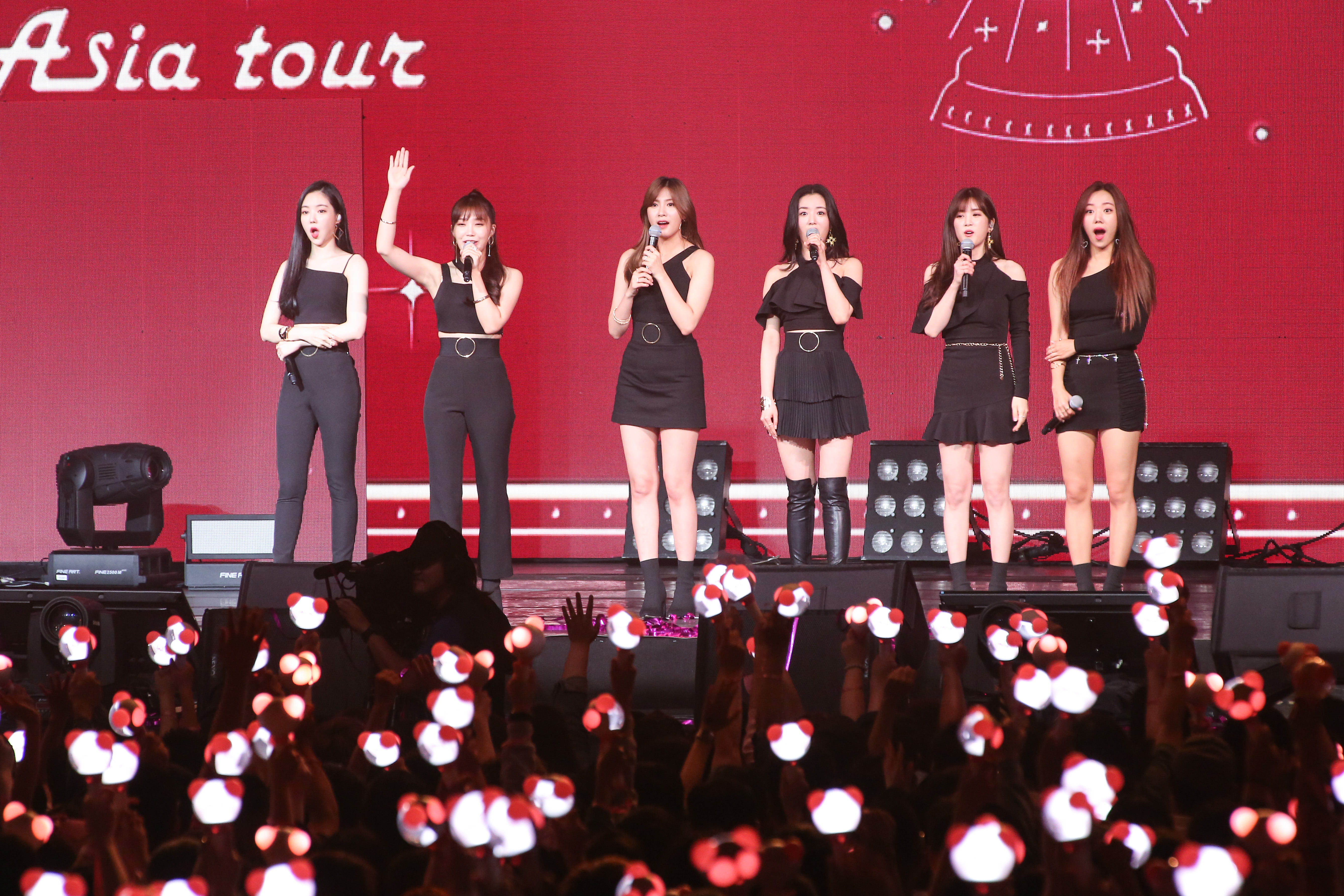 APINK在演唱會上看到滿滿的貓熊手燈海，讓成員露出驚訝神情。