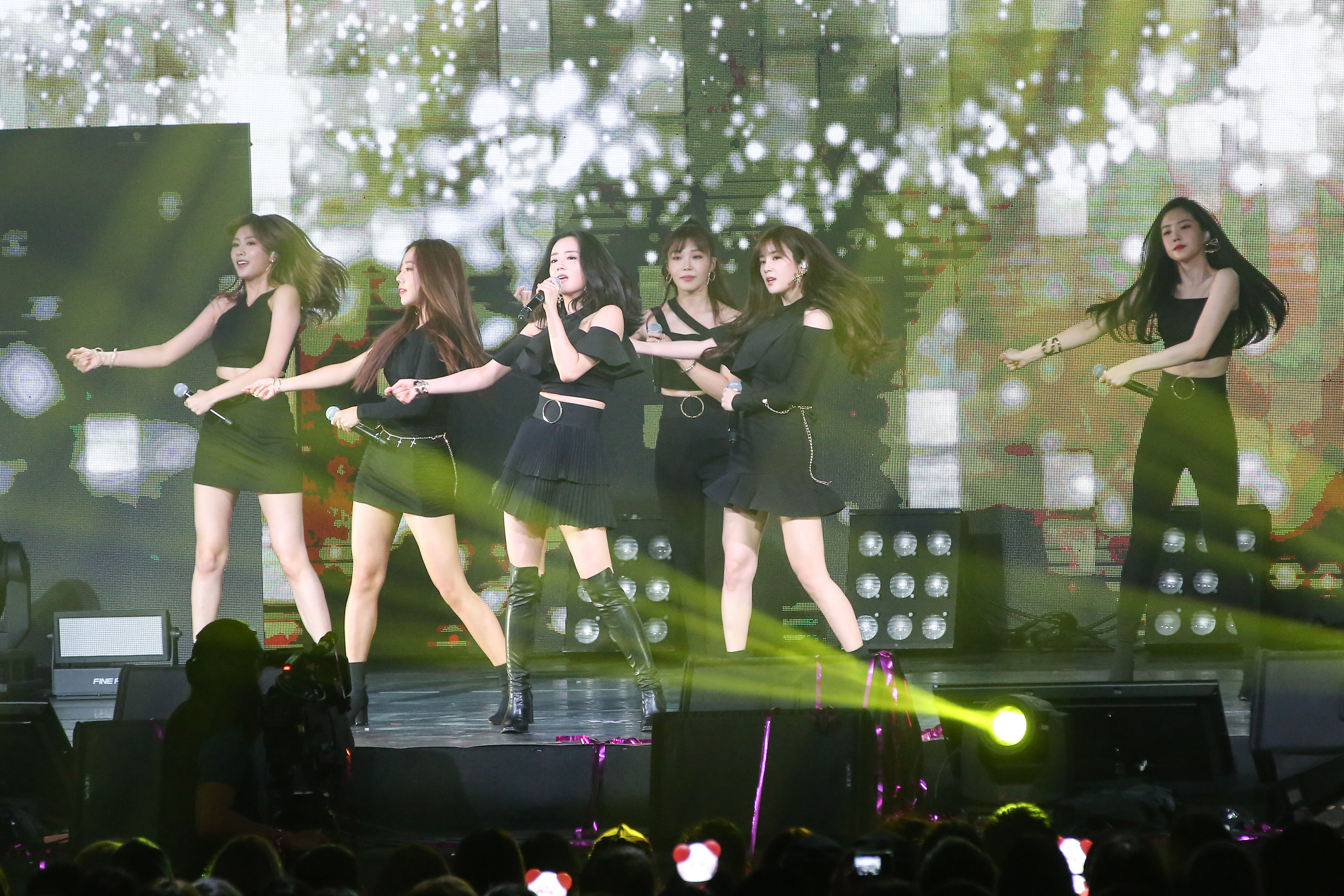 APINK新歌〈I’m Sick〉第一次在台灣表演。