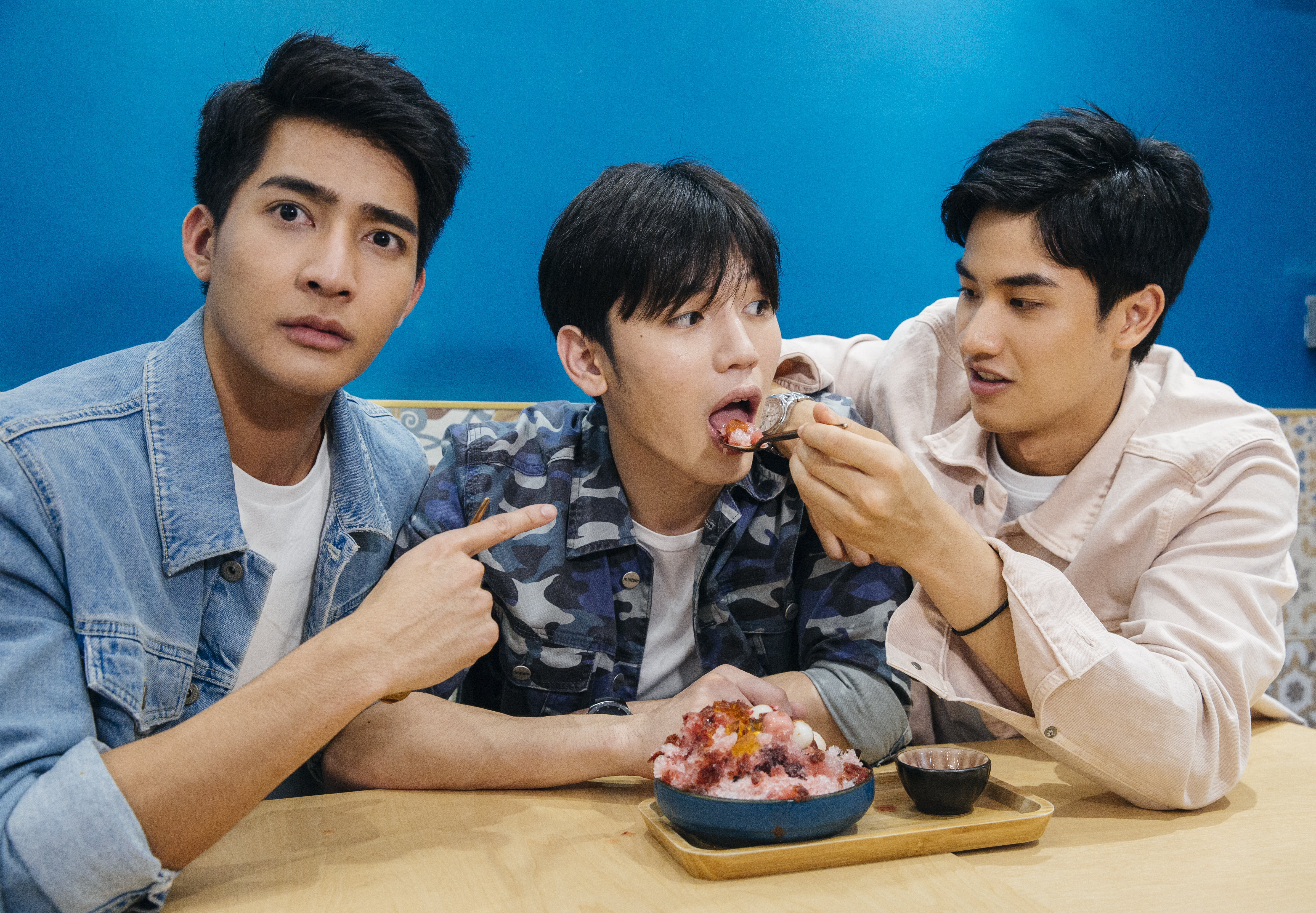 Earth（左）看到Tay（右）餵食New，露出「這2人在幹嘛！」的逗趣表情。