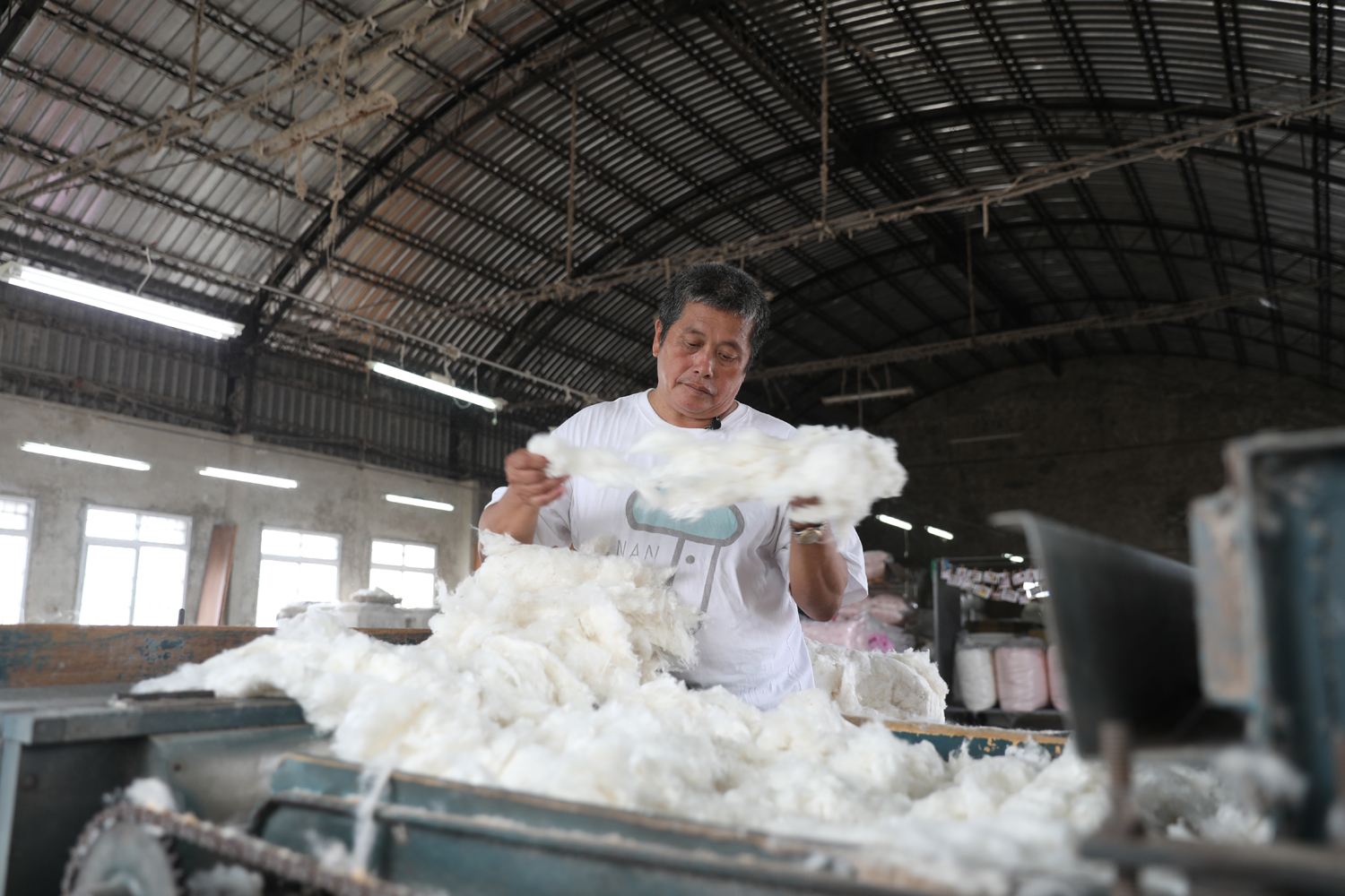 製作棉被的第一道功夫是「梳棉」。