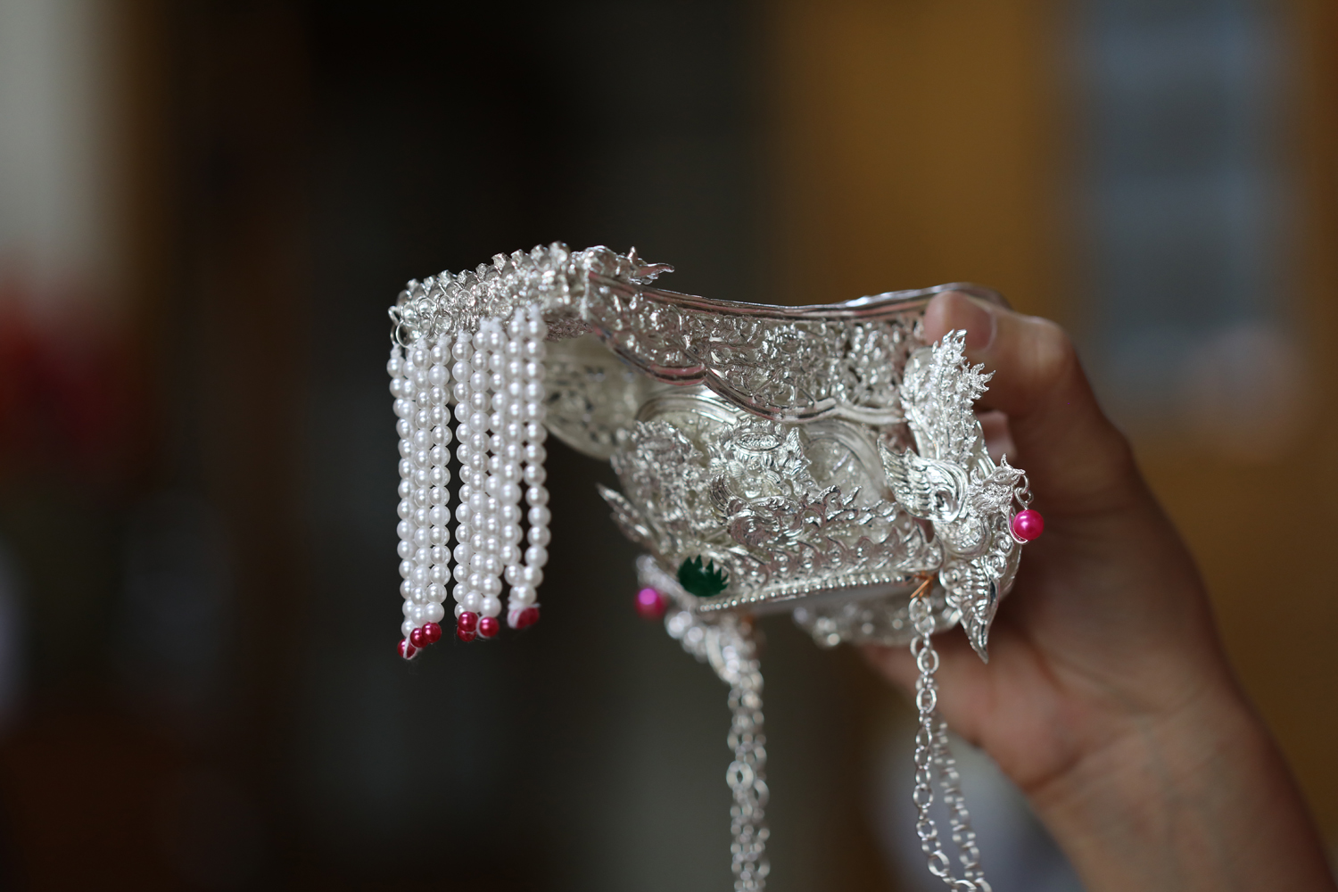 以「古體鑿工」技法製作的媽祖帽。