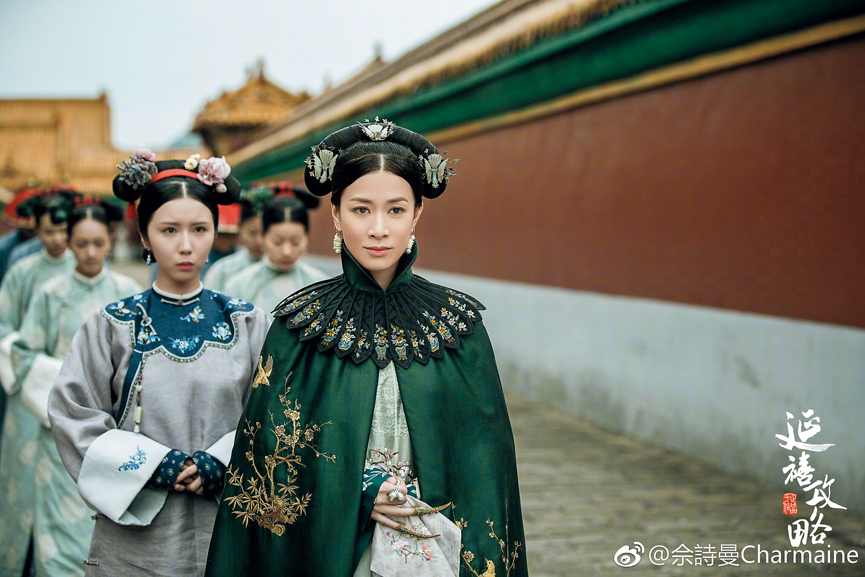 大陸宮廷劇《延禧攻略》捧紅「嫻妃」佘詩曼，鮮少有演反派的她，全程以演技征服劇迷，有影迷更笑指她連手指都會演戲。（翻攝自佘詩曼微博）