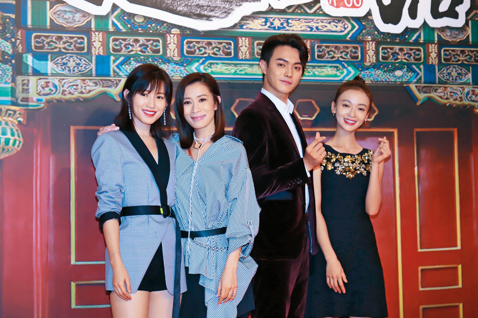 日前一眾《延禧攻略》演員許晴（左起）、佘詩曼、許凱、吳謹言，一起到香港參加宣傳活動，刮起一陣旋風，其中許凱疑在機場擺臭臉被傳「耍大牌」，最後他鞠躬道歉，表示自己睡不飽，令大家誤會了。（東方IC）