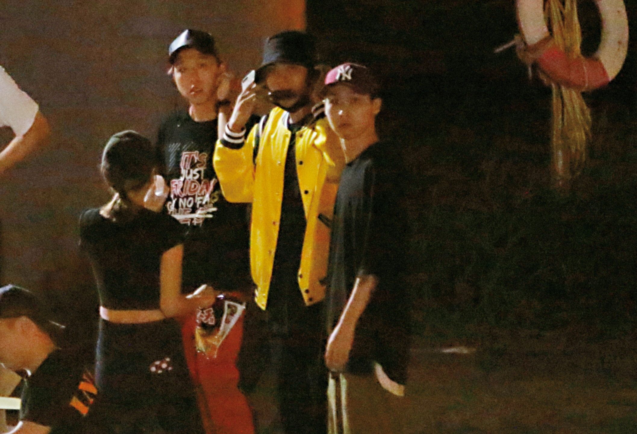 9月25日00:49,烤肉趴有羅志祥(中)撐場,其餘都是綜藝B咖大集合,包括大根(左)、葉承(右)等人。