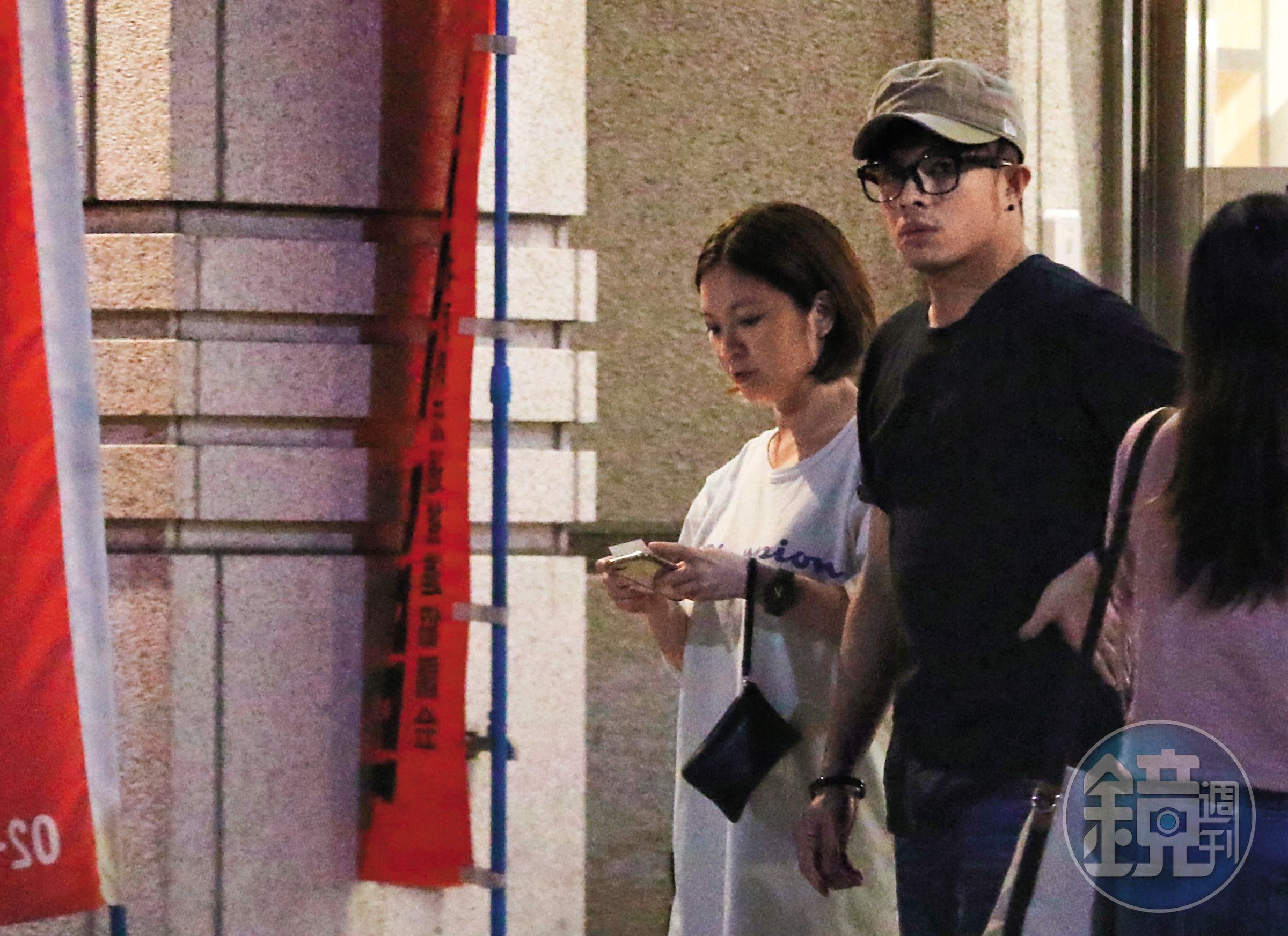 9月24日21:47，和朋友步出餐廳，凱開帶著女友走去開車。