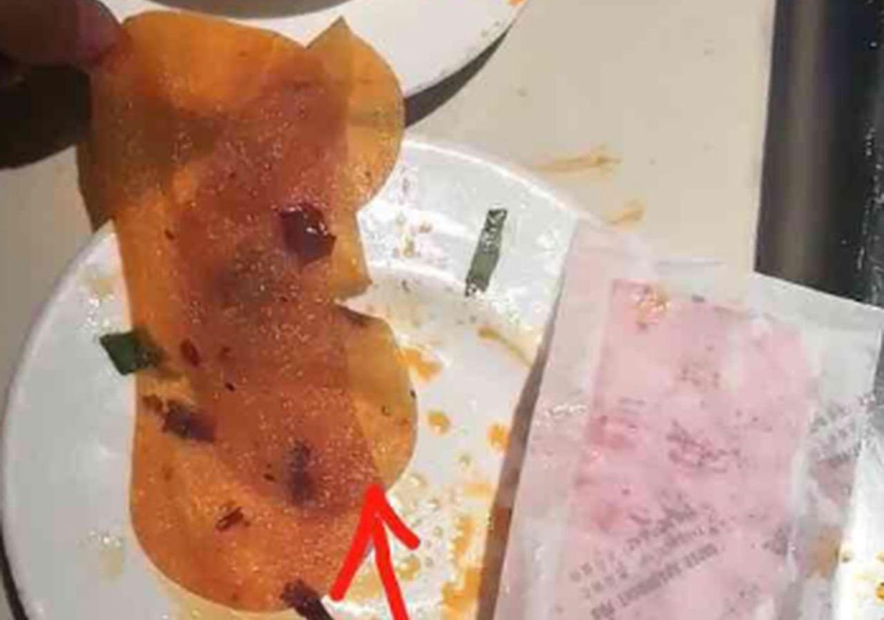 中國廣東深圳一名林姓女子，連兩天去不同家火鍋店用餐，竟都撈到護墊。（翻攝自網路）