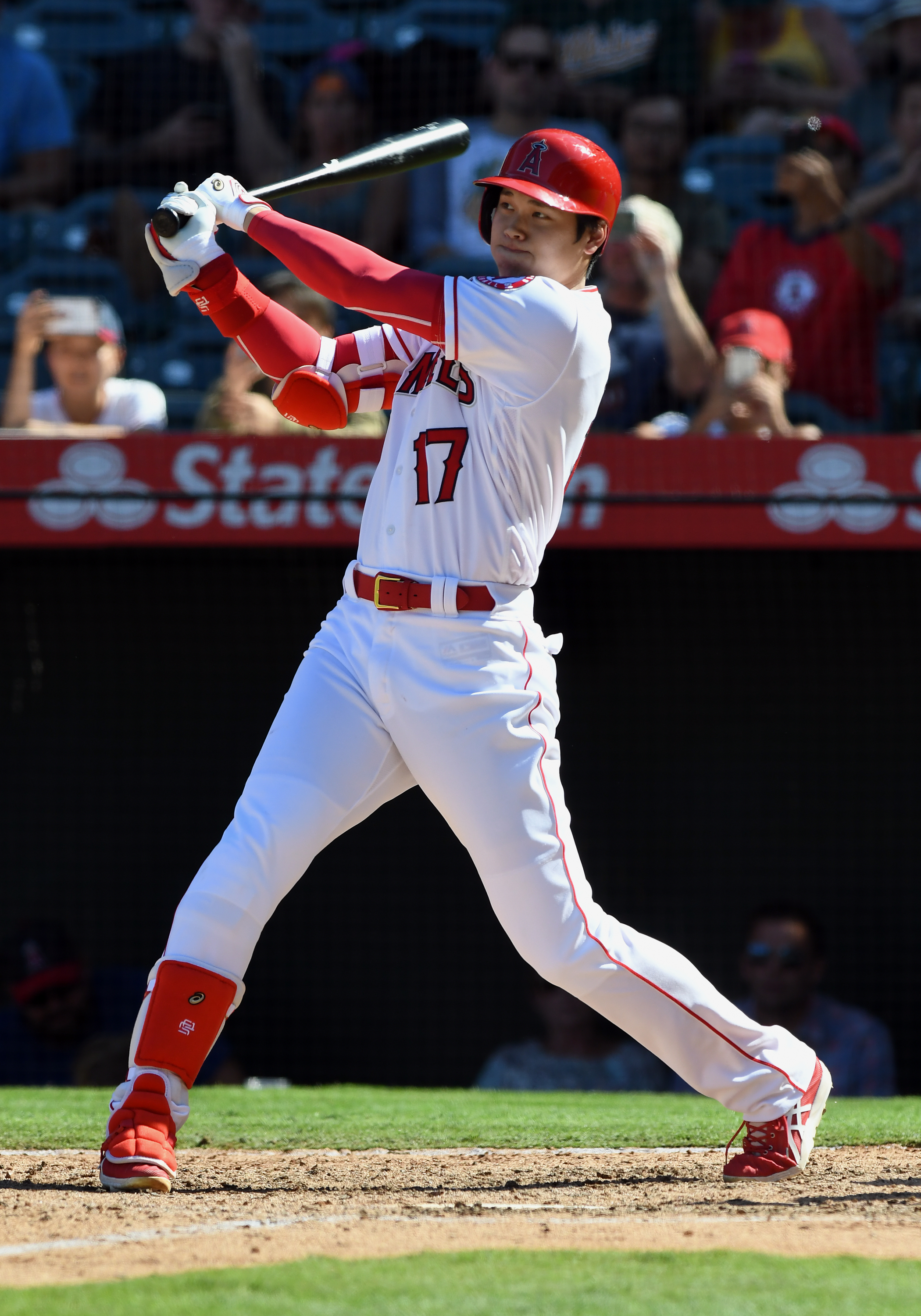 「二刀流」大谷翔平在9局下敲安帶動一波攻勢，終場天使隊以5比4逆轉運動家。（東方IC）