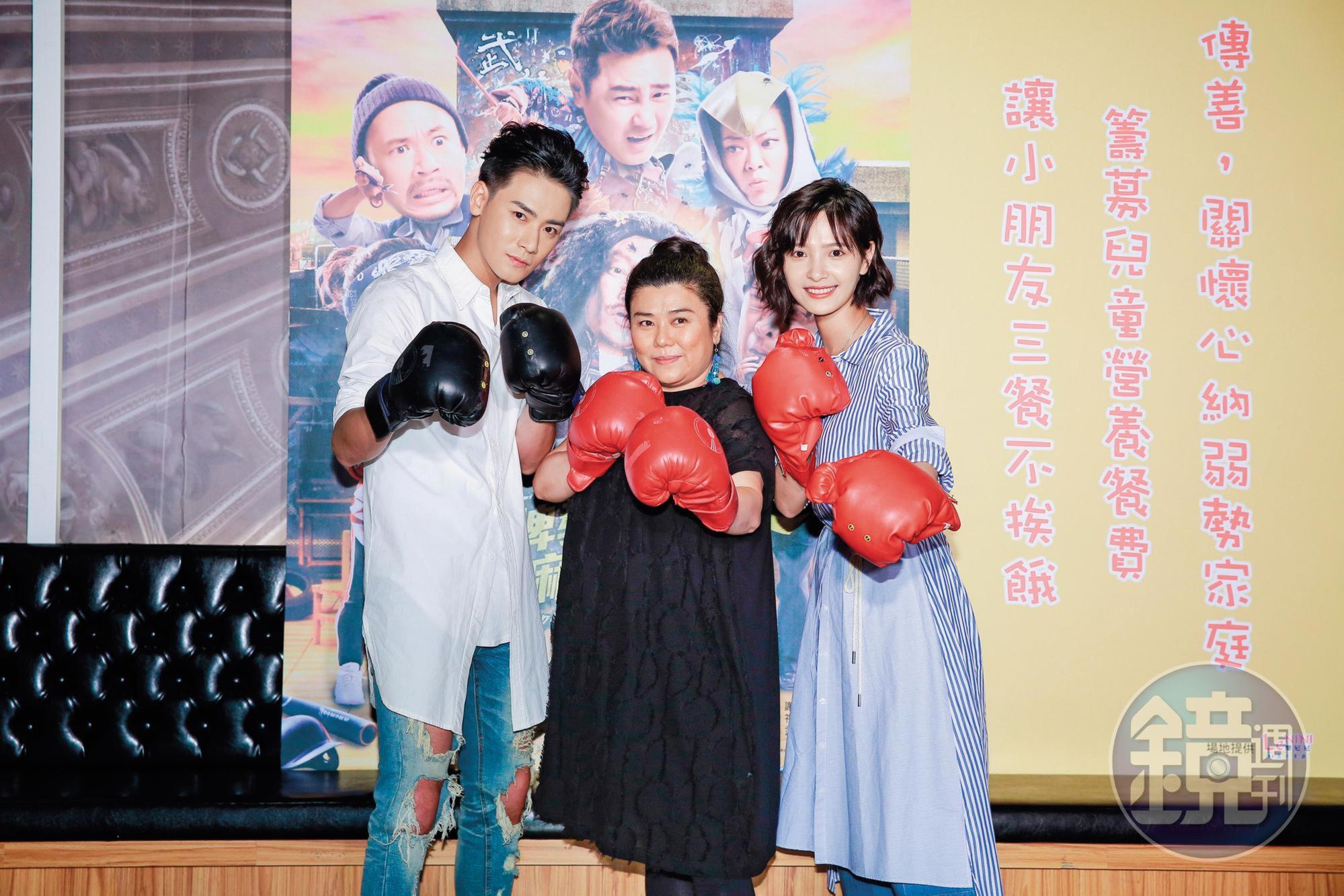 認真的吳子霏（右）為了演好《王牌教師 麻辣出擊》的啦啦隊員一角，苦練最不擅長的舞蹈，受傷了也硬著頭皮上場，被導演要求休息。左為曾乙同，中為林美秀。