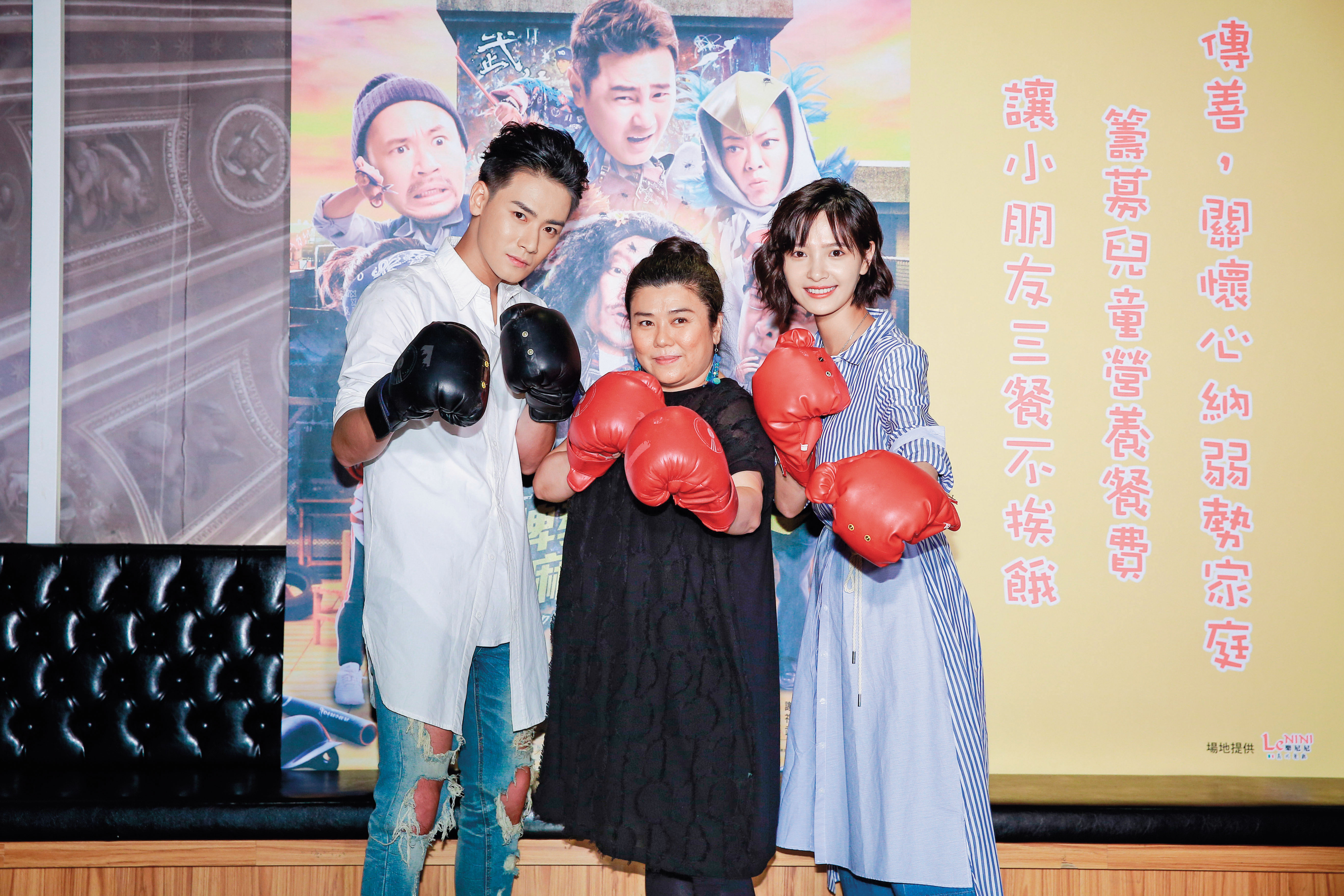 認真的吳子霏(右)為了演好《王牌教師 麻辣出擊》的啦啦隊員一角,苦練最不擅長的舞蹈,受傷了也硬著頭皮上場,被導演要求休息。左為曾乙同,中為林美秀。