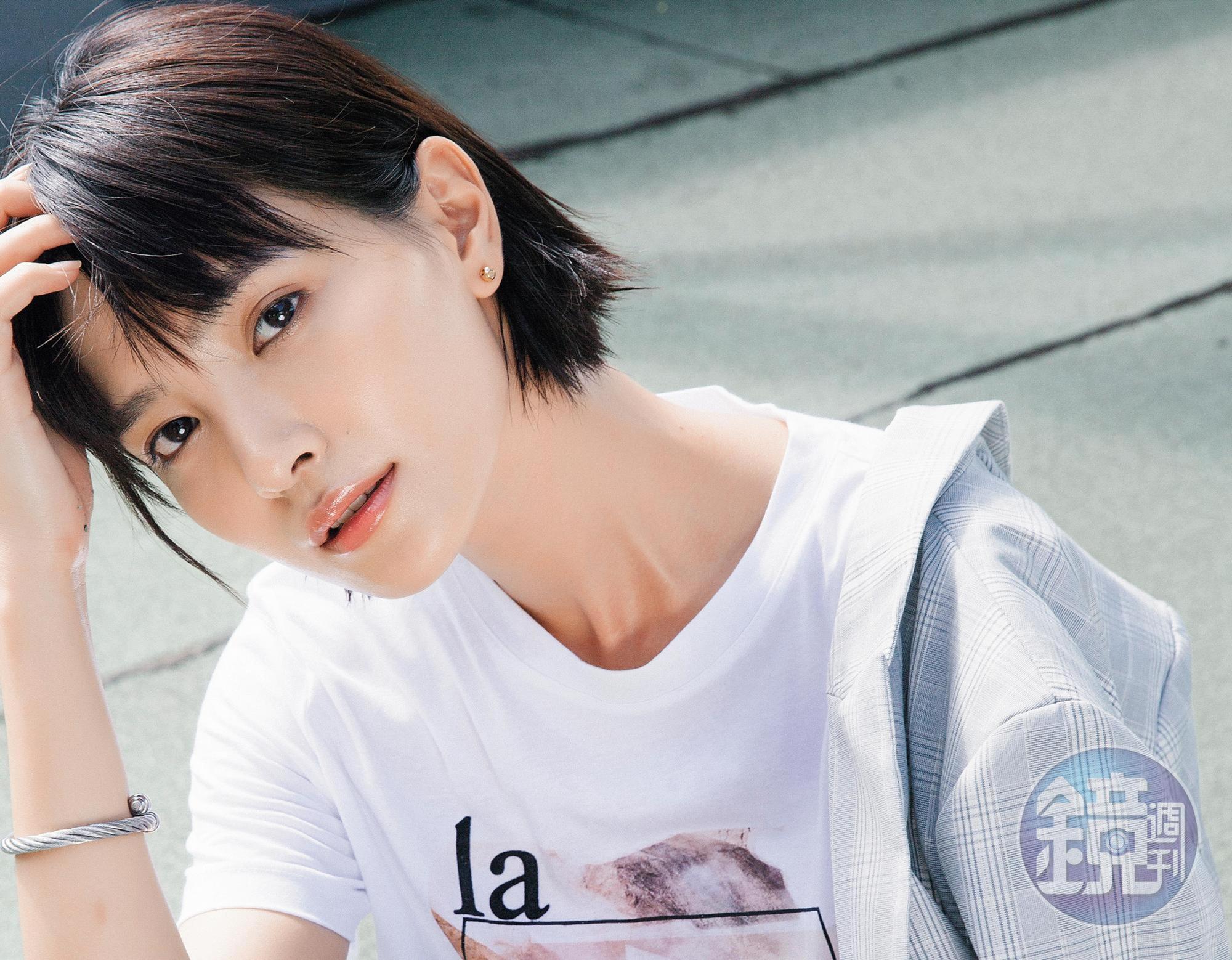 24歲的吳子霏出道2年，今年更接下電影《王牌教師 麻辣出擊》演女主角韓可兒，外型亮麗的她，是備受矚目的新生代演員。