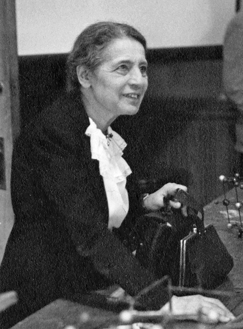 邁特納（Lise Meitner，1878-1968），出生於奧匈帝國的維也納。她對於核分裂的理論解釋為後來的核武與核能發展奠定了基礎，曾三度獲諾貝爾物理獎提名，始終未曾獲獎。（網路截圖，wiki）