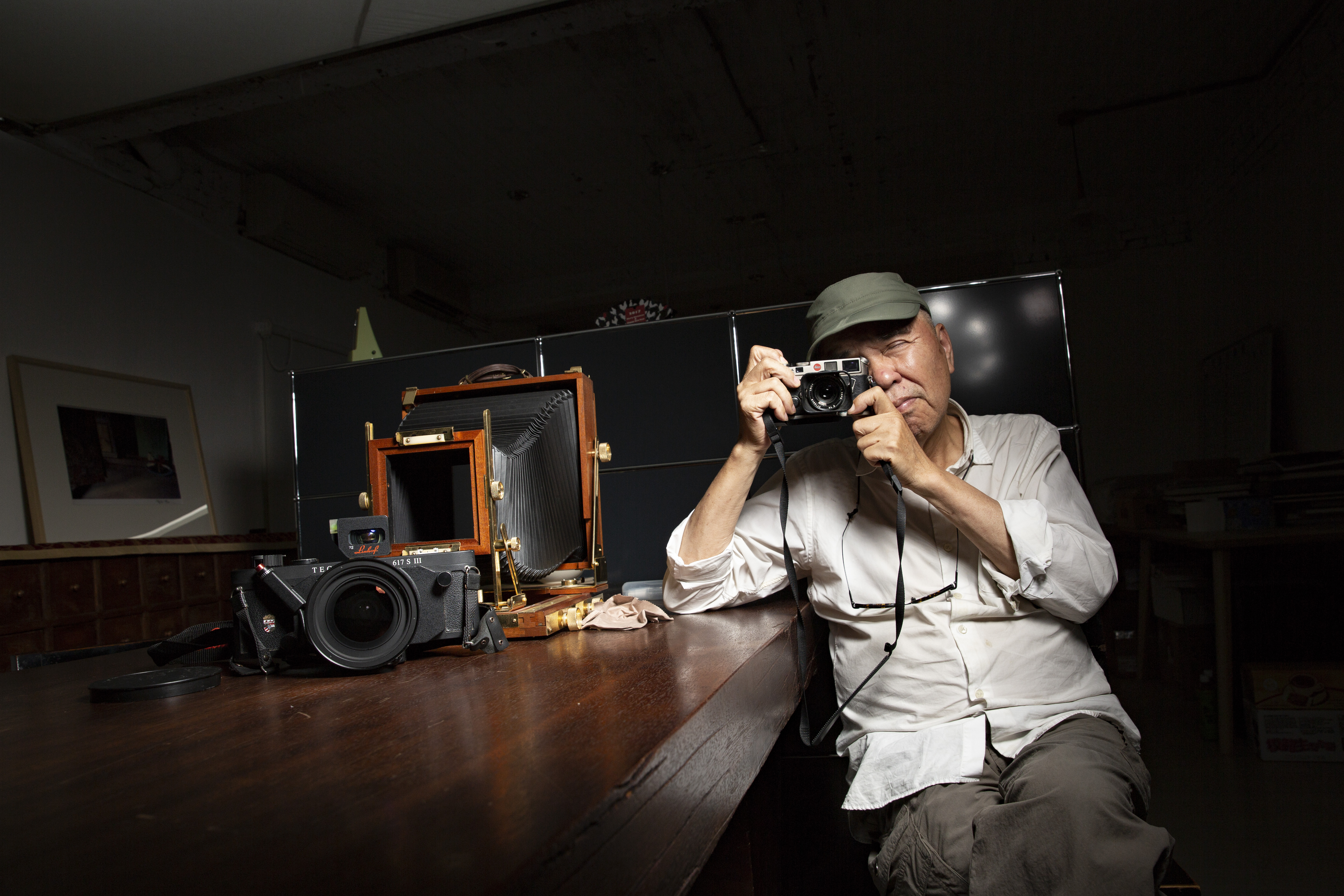 謝春德說，過去自己電腦修圖熬到早上六點，還抽兩包菸，現在菸戒了，清晨六點是起床的時間，也是他滿懷期待地創作的時間。