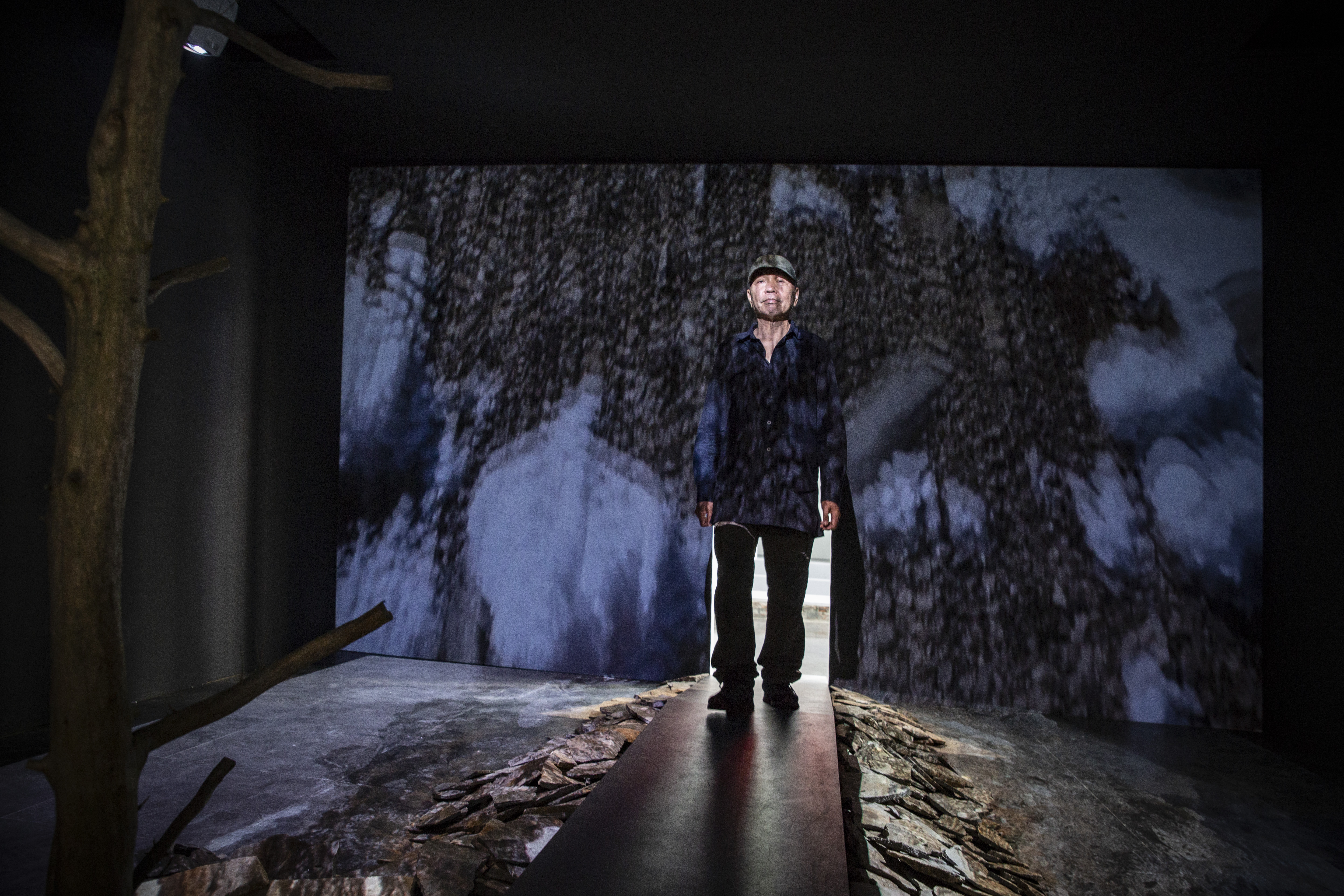 透過投影的光影空間，謝春德打造出登山的體驗，他說登山達到一定高度，人的神智就會進入另一種超現實的世界。