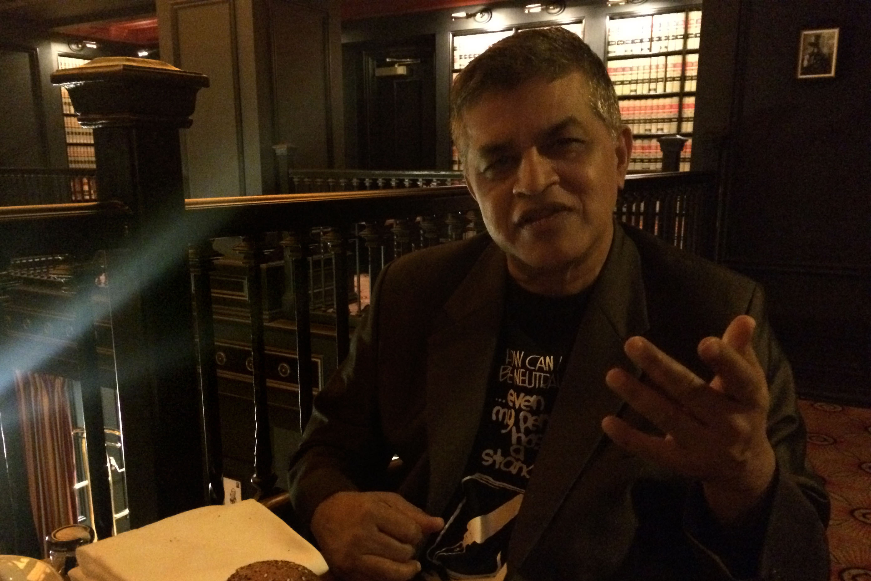 少年時的祖納（Zunar）熱愛單格政治漫畫。為了參與美國社論漫畫協會年會，他入住以收藏此類漫畫著名的市民飯店（Citizen Hotel）。