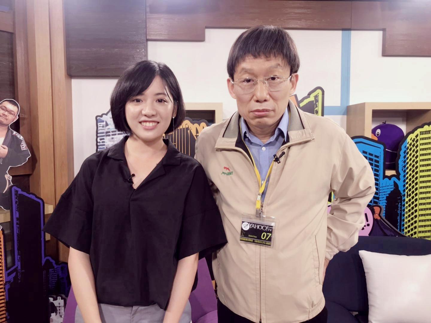 製作人郭子乾為了舞台劇宣傳模仿柯P時,特地邀來學姊本尊推薦《悶鍋出任務》。(量子娛樂提供)