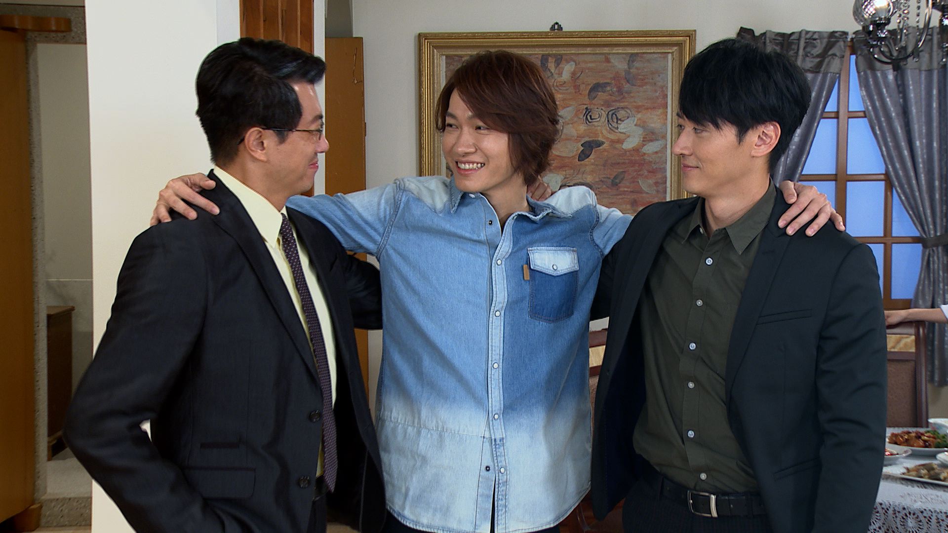 黃少谷（中）進入《大時代》劇組，多虧許多前輩照顧。（民視提供）