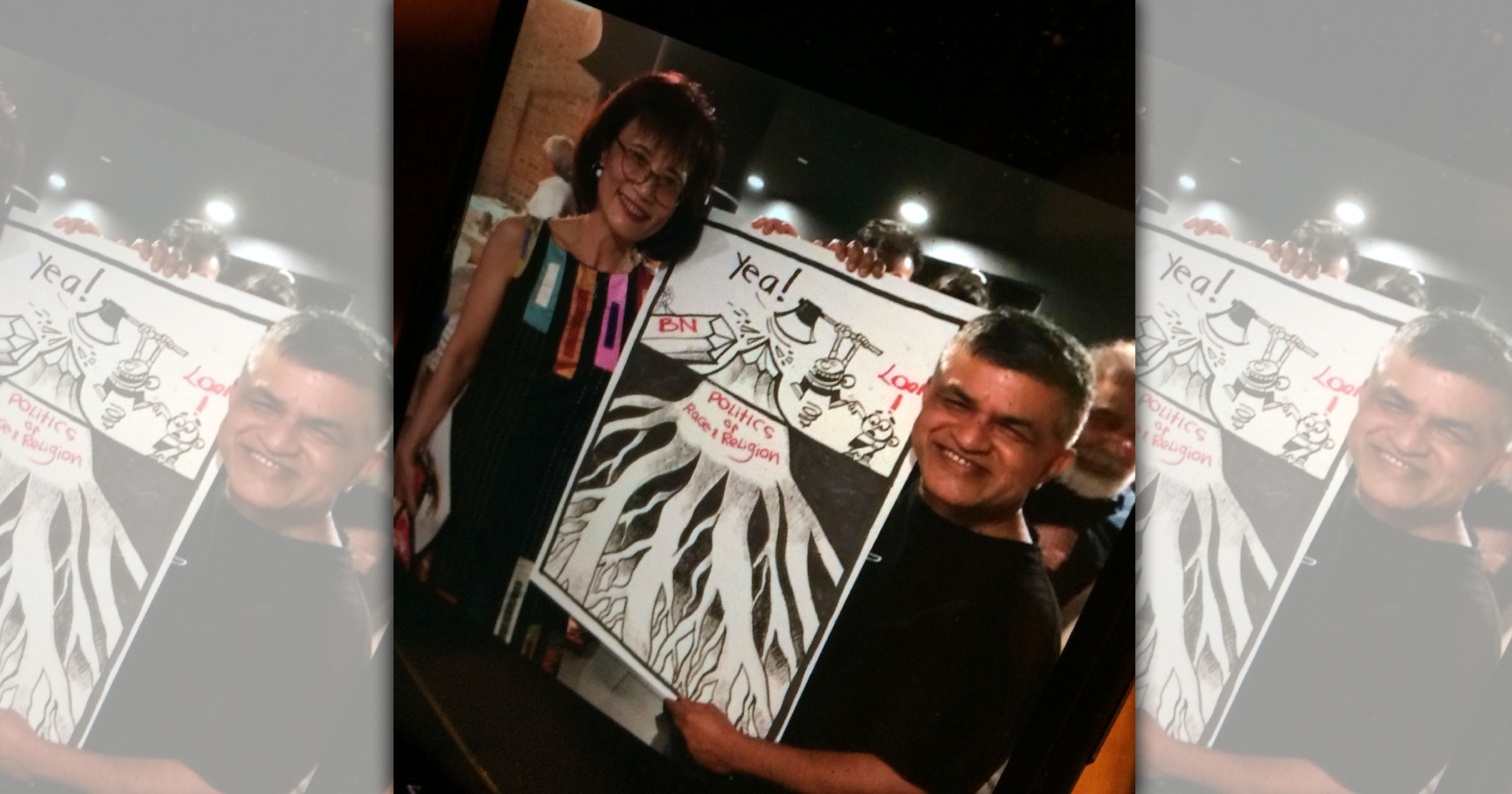 馬來西亞歷史性政黨輪替後，祖納（Zunar）以漫畫提醒開心的選民，仍須當心宗教、種族等其他武器。圖中女士以8000馬來幣（近6萬新台幣）標得這幅畫作。（翻攝自祖納手機）