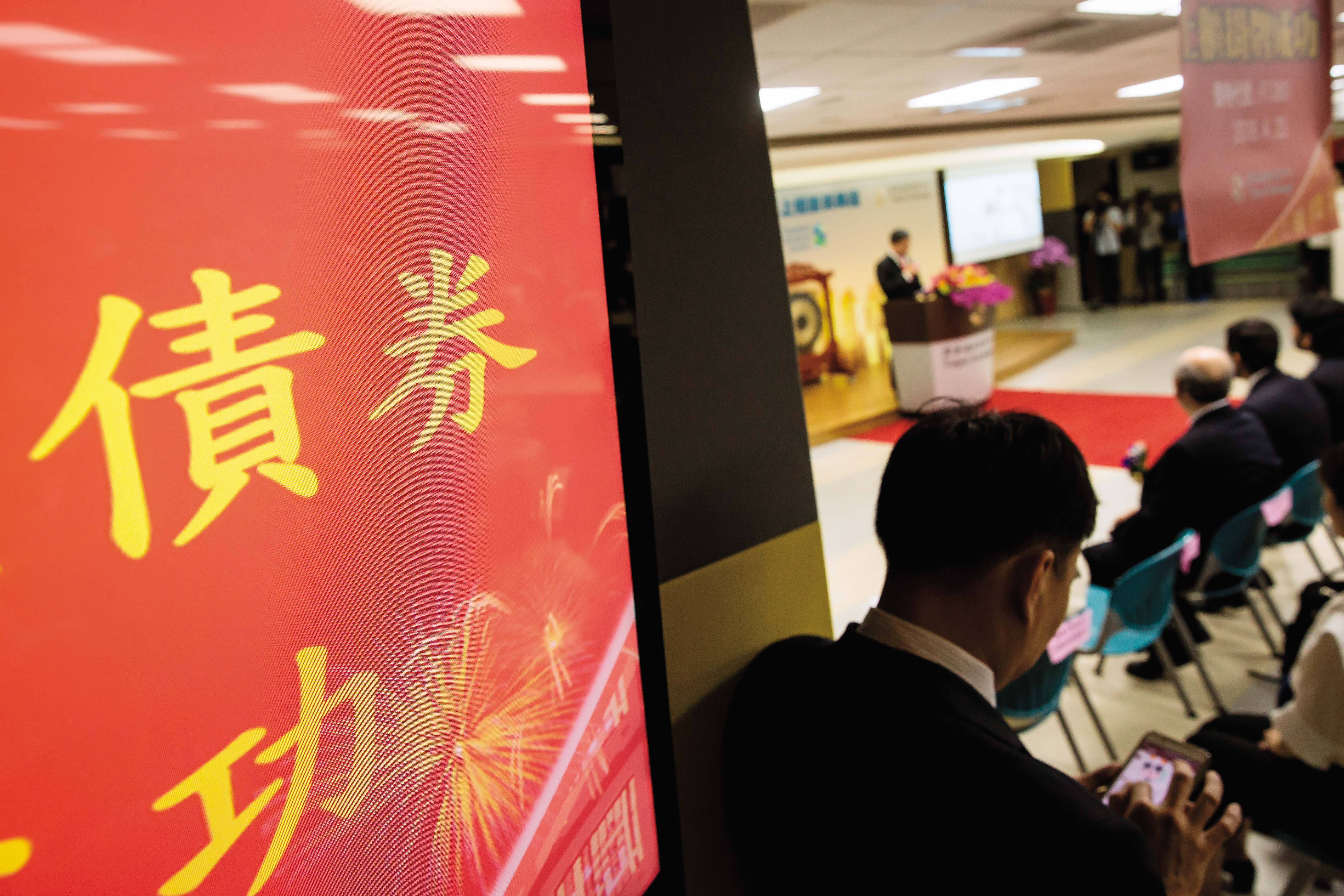 只要持有至到期，投資債券與定存類似，卻可以獲得較高報酬，但注意必須是投資等級債才有此好處。