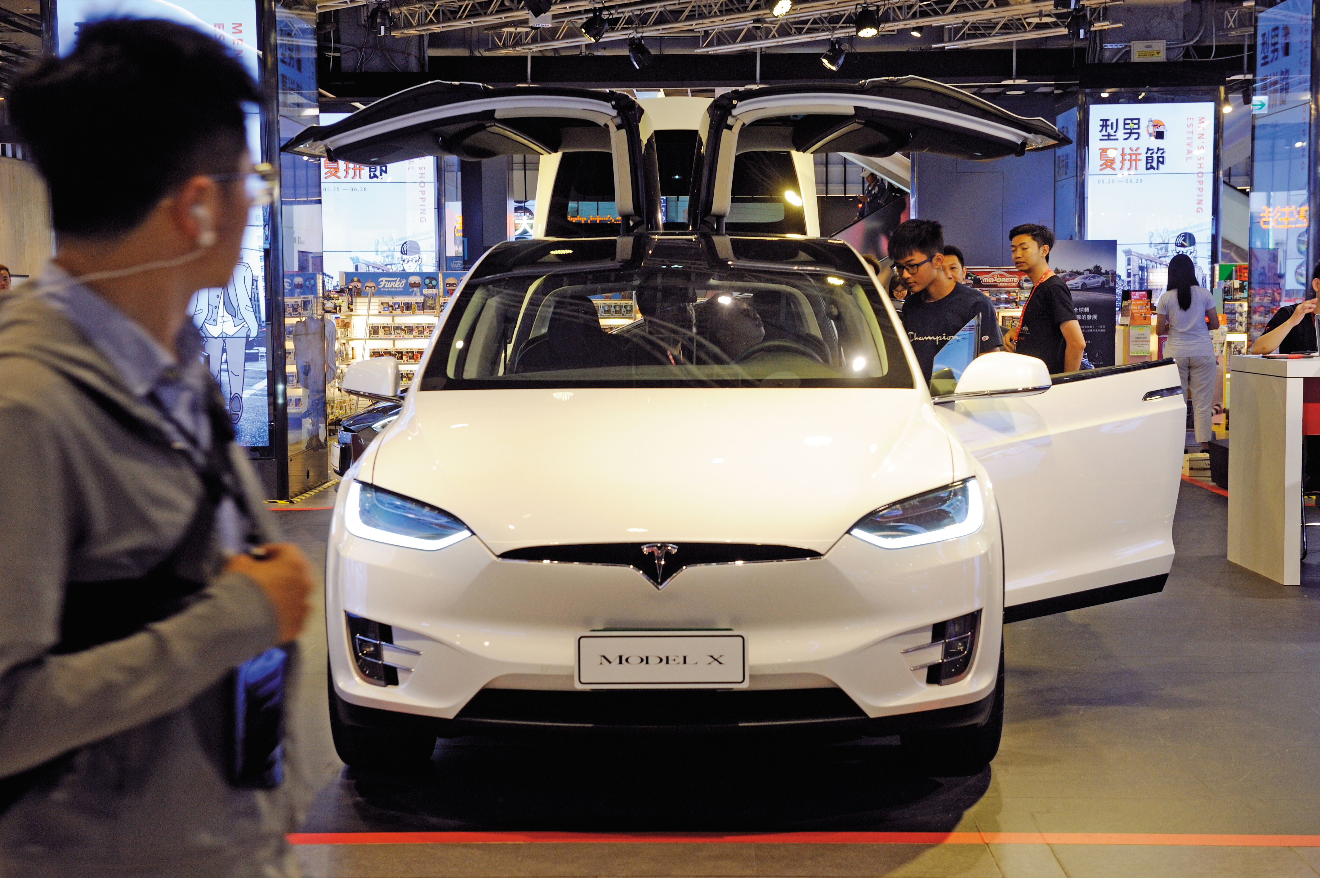 特斯拉在量產、交貨問題尚未解決之際，創辦人馬斯克又出現一連串不合宜的行為，讓營運前景更不樂觀。