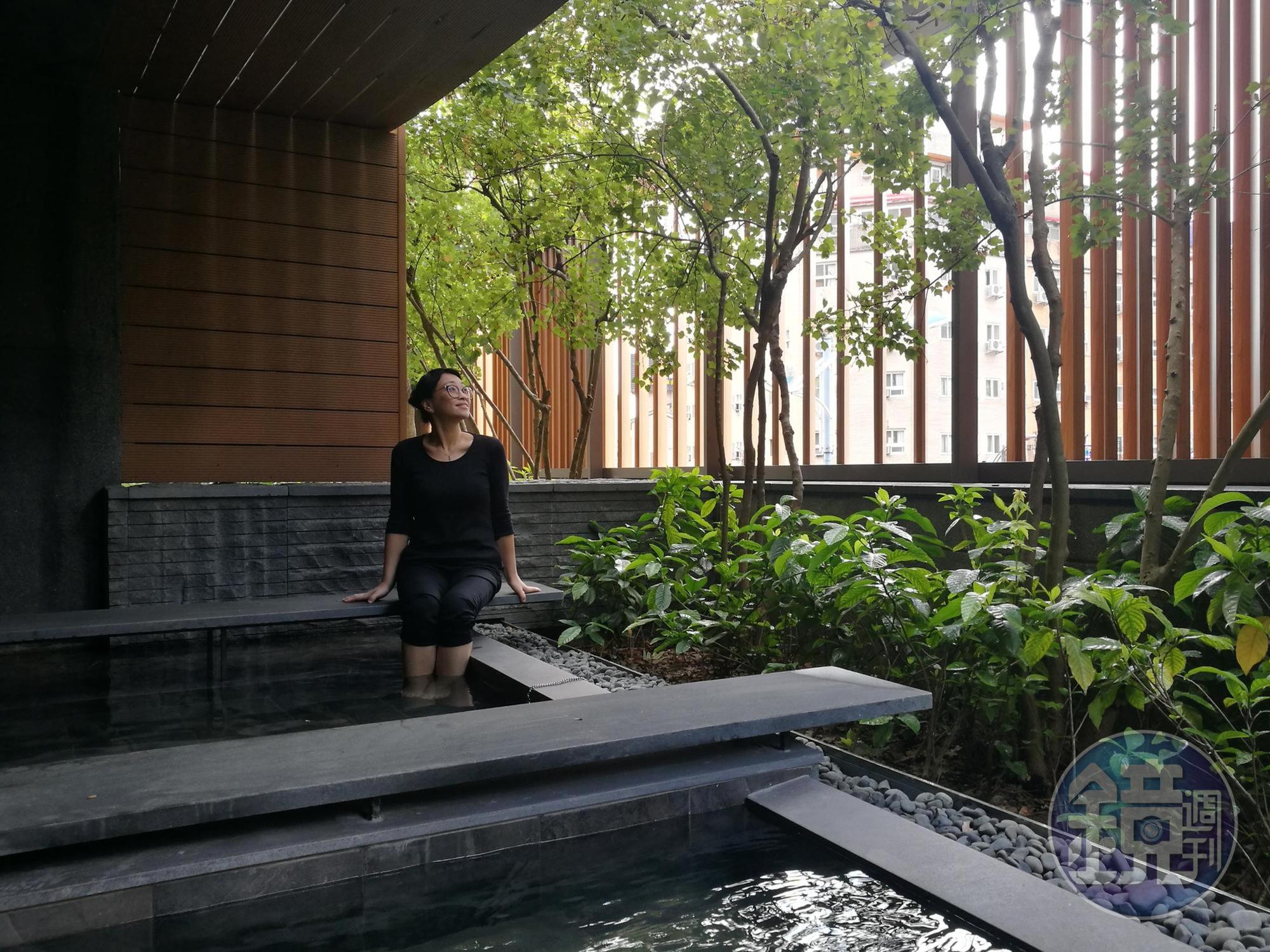 晶泉丰旅9月新開的「泉咏」藝廊,裡頭還有溫泉池可以舒服泡腳。