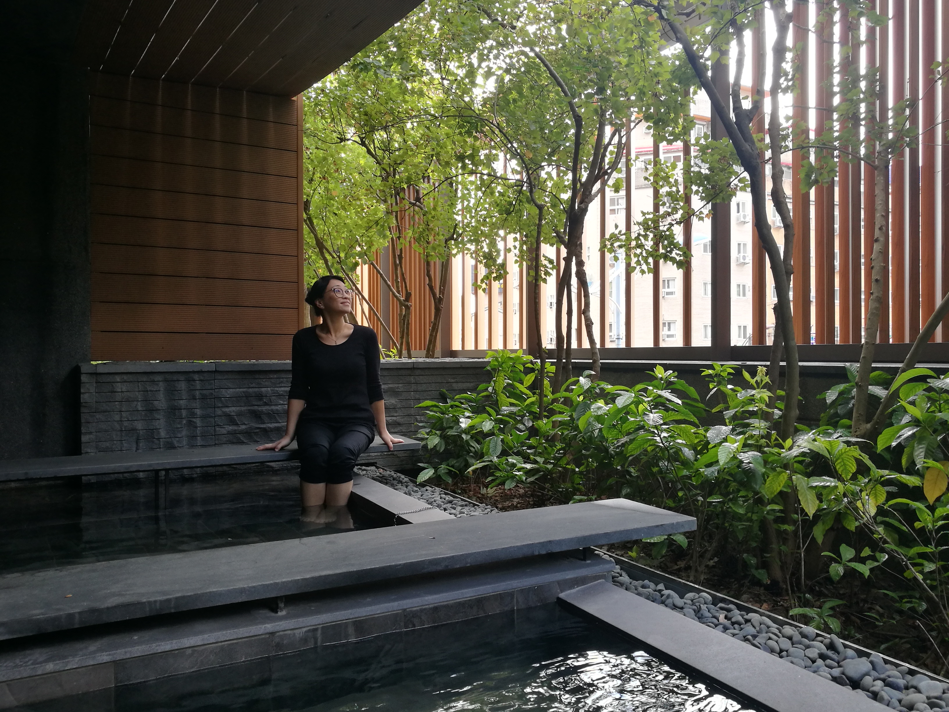 晶泉丰旅9月新開的「泉咏」藝廊，裡頭還有溫泉池可以舒服泡腳。