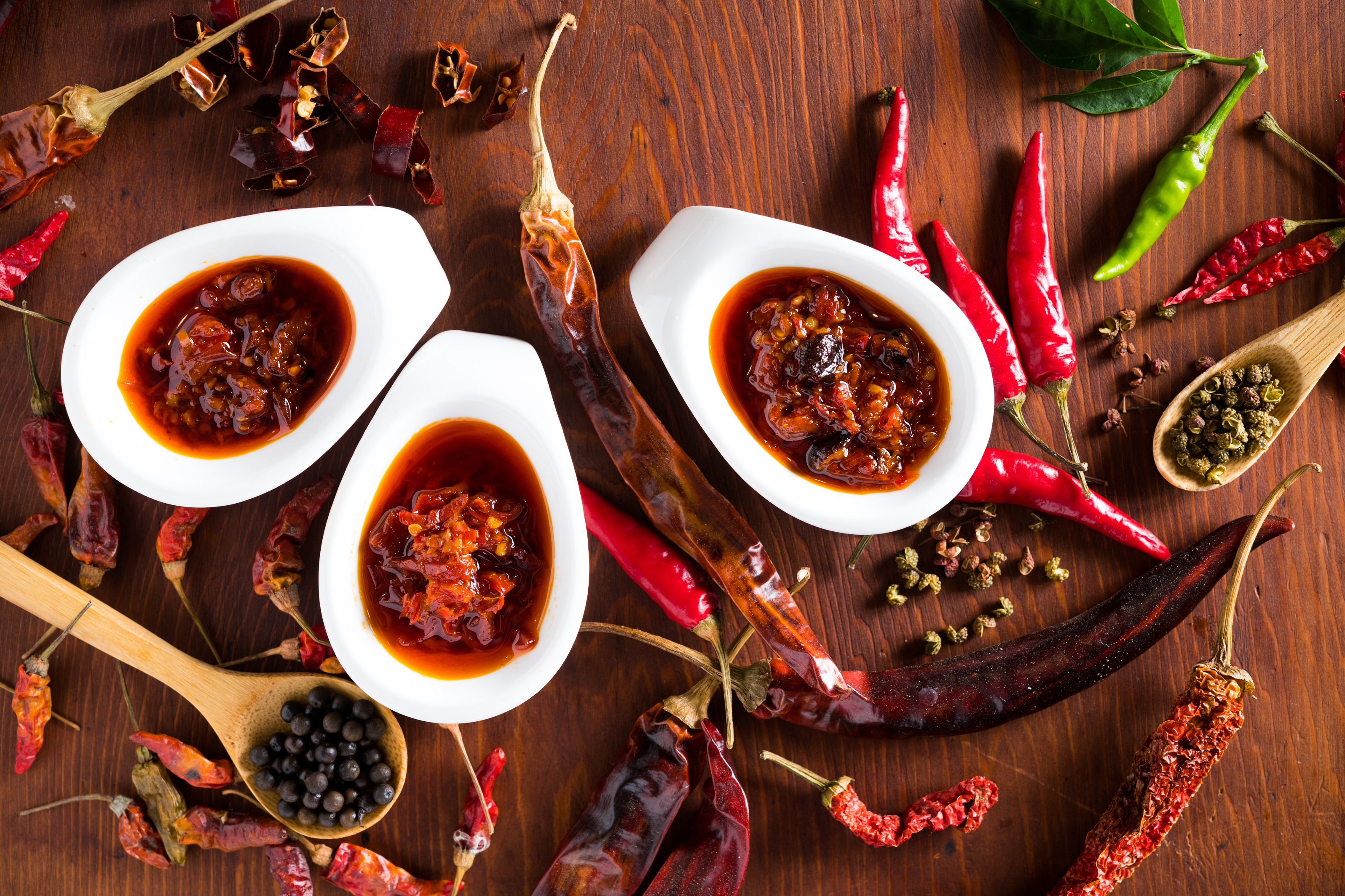 「第八村辣椒醬」以5種辣椒及5種花椒為基底，再分別加入馬告、蝦米和香菇，製作出3款辣椒醬。（皆250元／瓶）