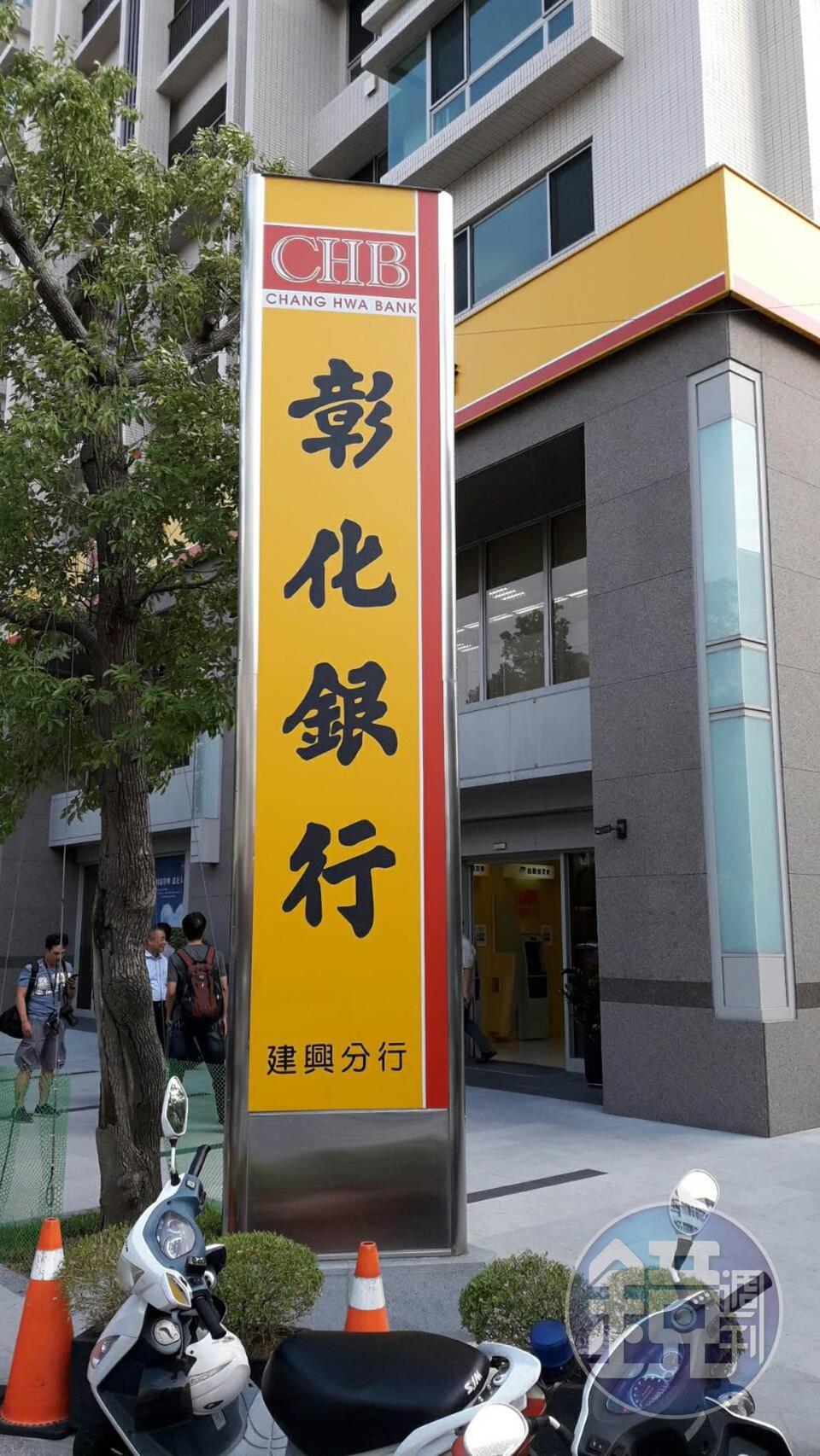 警方獲報圍起封鎖線，積極追緝搶匪到案。