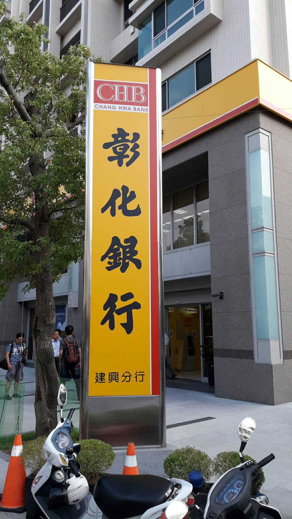 警方獲報圍起封鎖線，積極追緝搶匪到案。