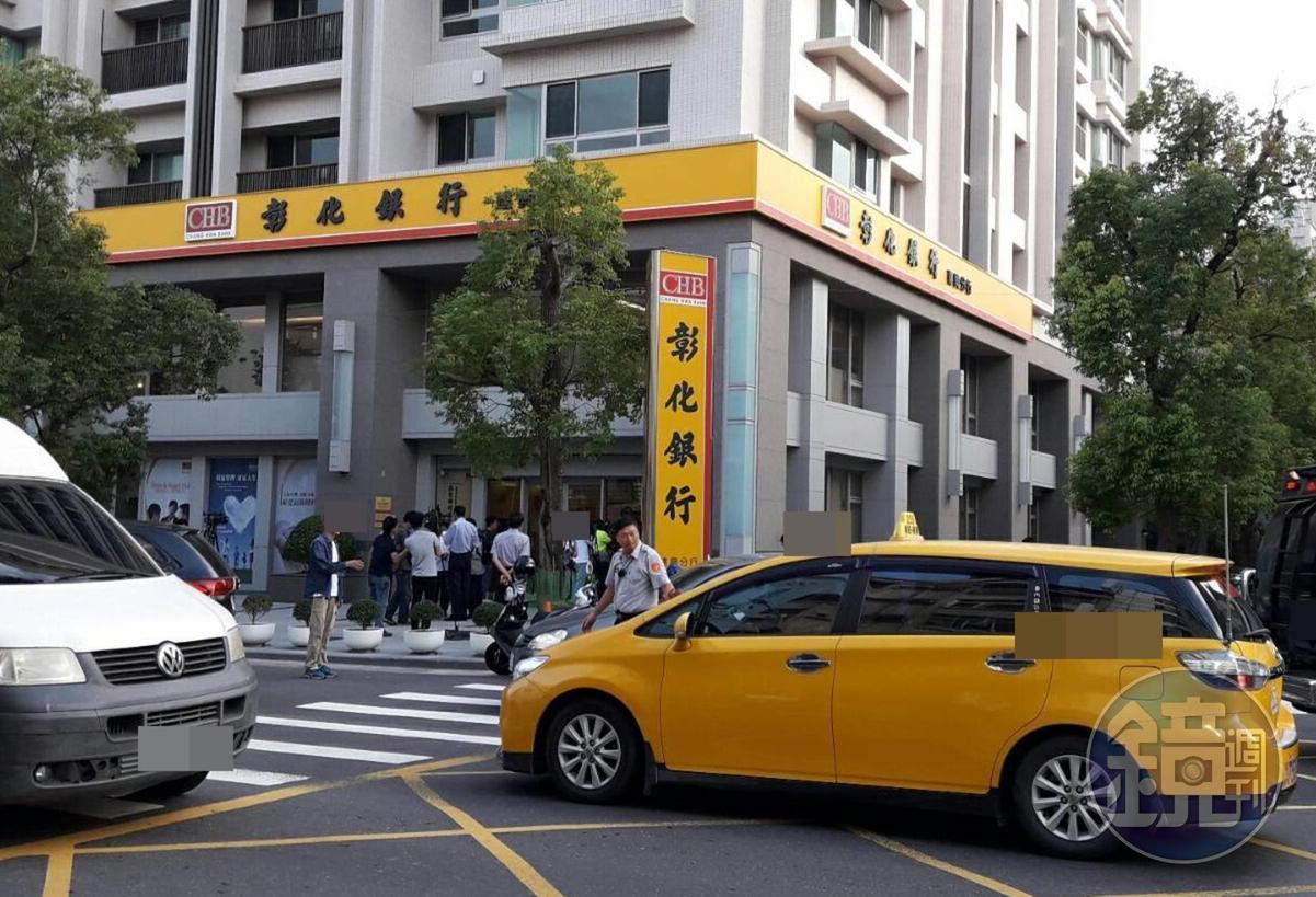 1日下午3時25分高雄發生銀行搶案，歹徒持槍及辣椒水衝入搶走50萬現金後逃逸。