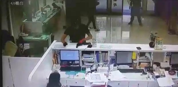 搶匪持槍進入銀行，並對著女行員猛噴辣椒水，搶走50萬。（警方提供）