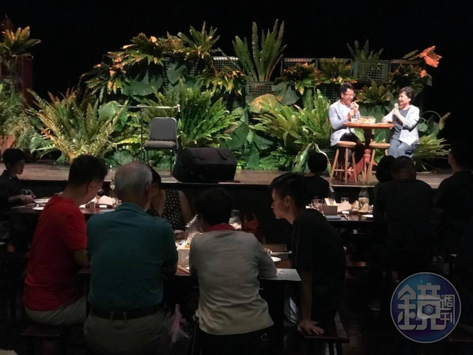 「客家炆食物藝術節」由資深媒體人古碧玲(台上右)與旅遊生活作家溫士凱(台左)共同主持,都是客家子弟的他們對談時有火花。