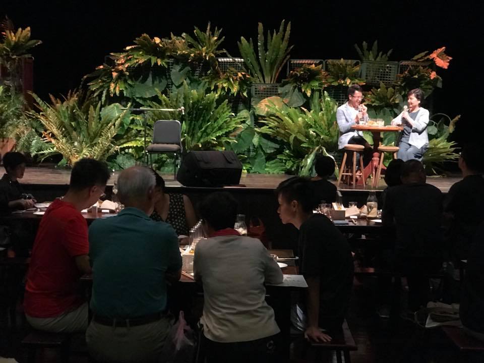 「客家炆食物藝術節」由資深媒體人古碧玲（台上右）與旅遊生活作家溫士凱（台左）共同主持，都是客家子弟的他們對談時有火花。