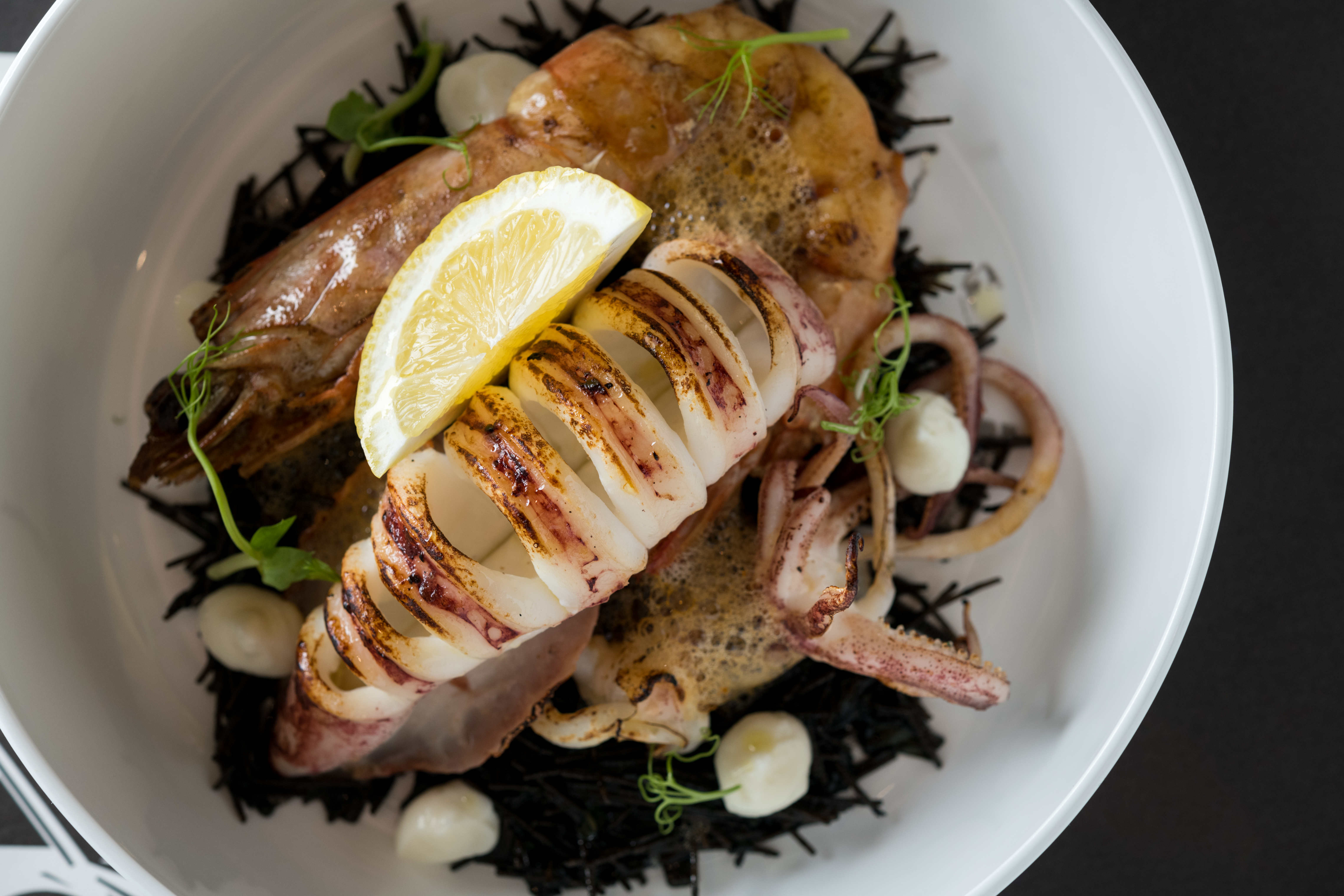 透抽、大明蝦搭配墨魚天使細麵的「黑色的美味」，吃完這盤義式料理，我們要開始走逛今夏開幕的全新飯店「台中大毅老爺行旅」。（680元／份）