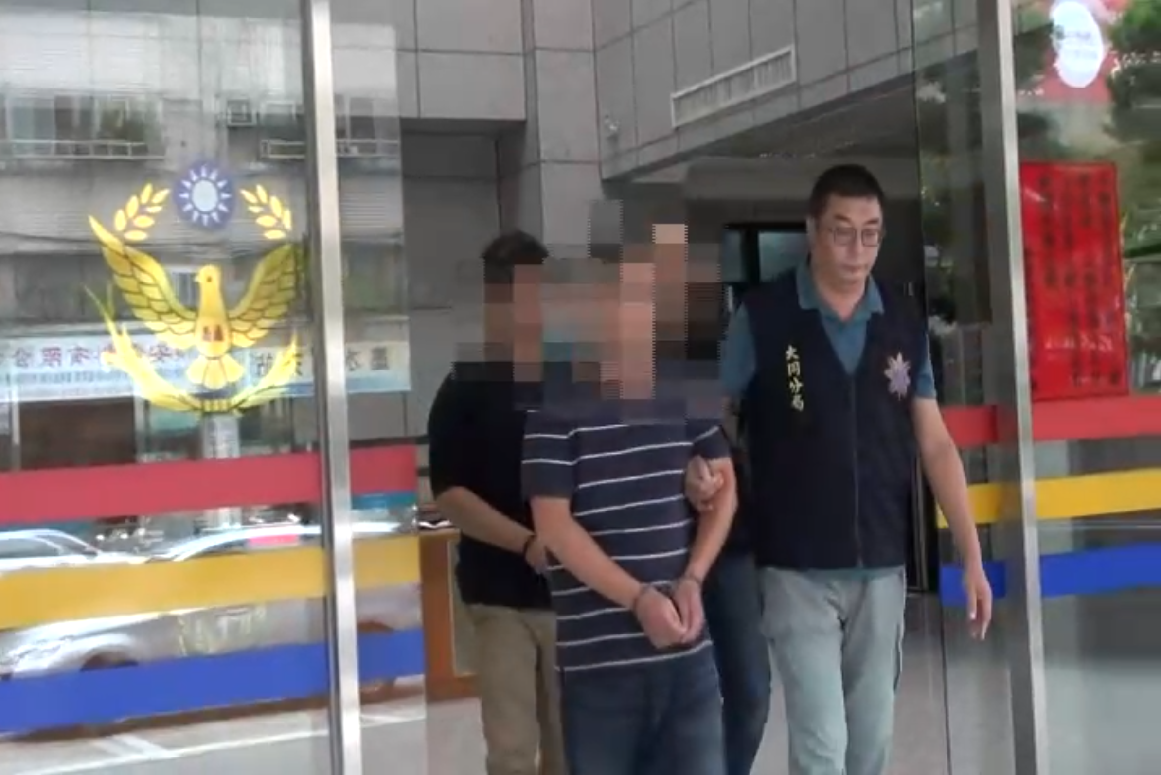 沈姓犯嫌遭警方解送畫面。（翻攝畫面）